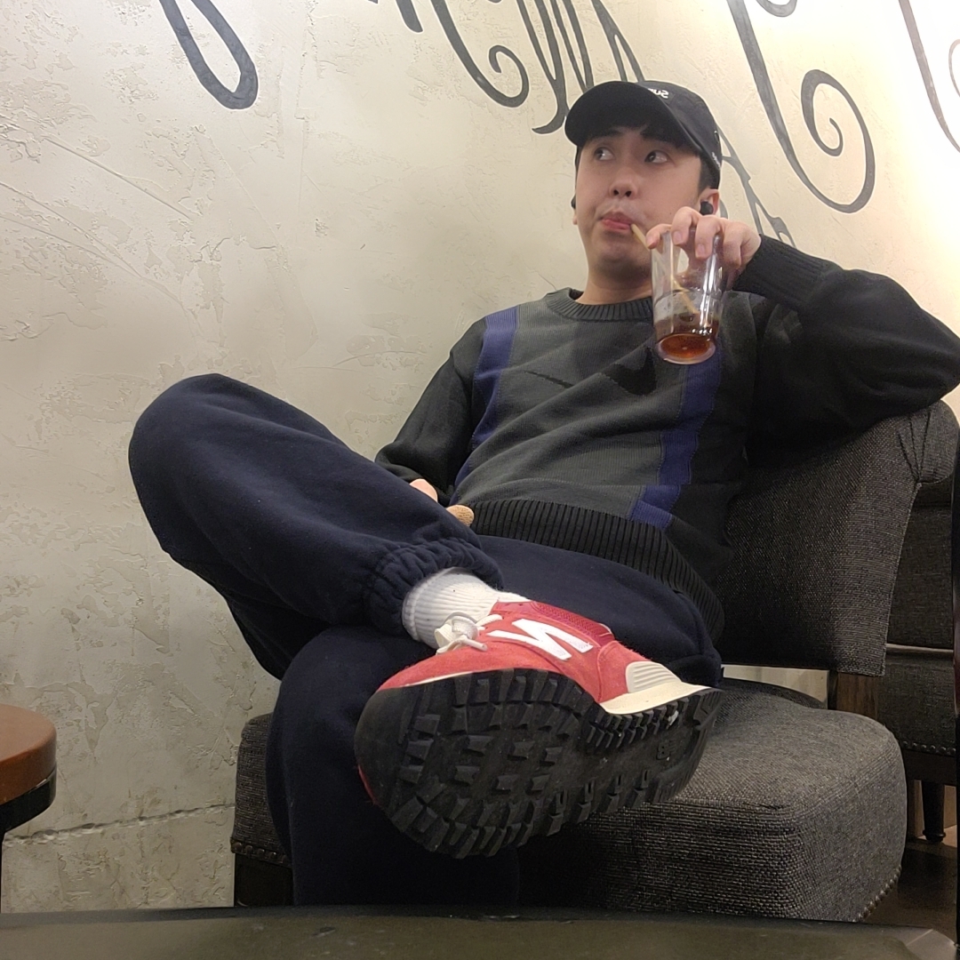 Nike SB Swoosh Logo Sweater Black Dark Smoke Grey - Asia, New Balance 574 Heritage Red 착용 스타일