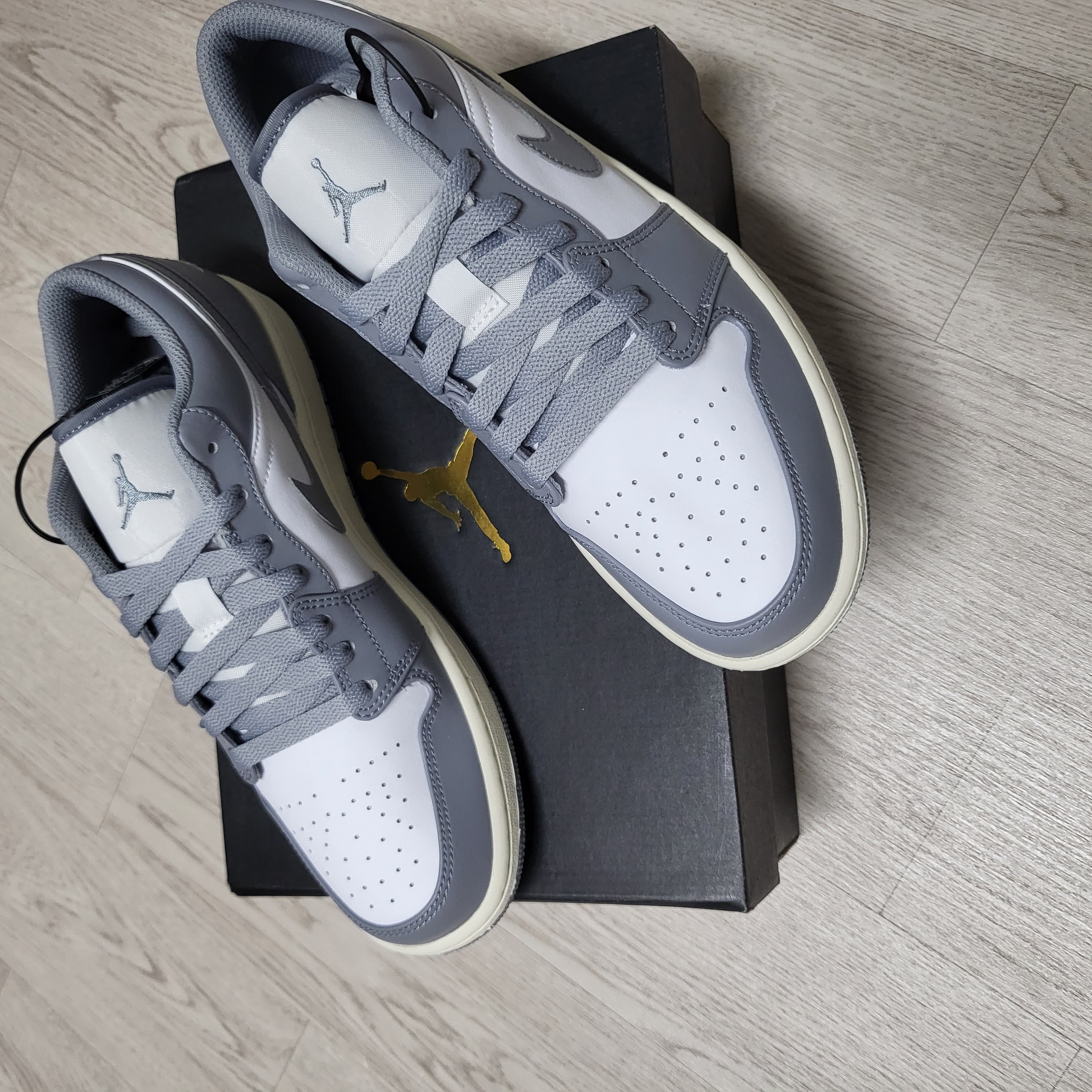 Jordan 1 Low Stealth and White 착용 스타일 - 3