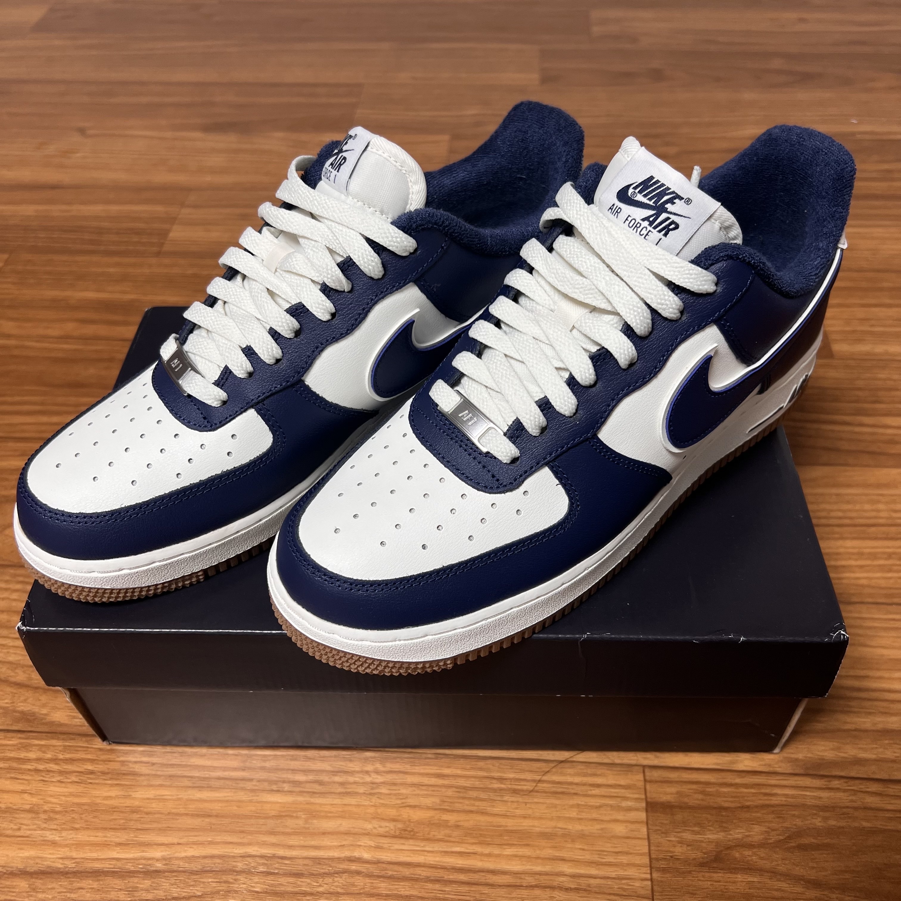 Nike Air Force 1 '07 LV8 Midnight Navy 착용 스타일 - 2