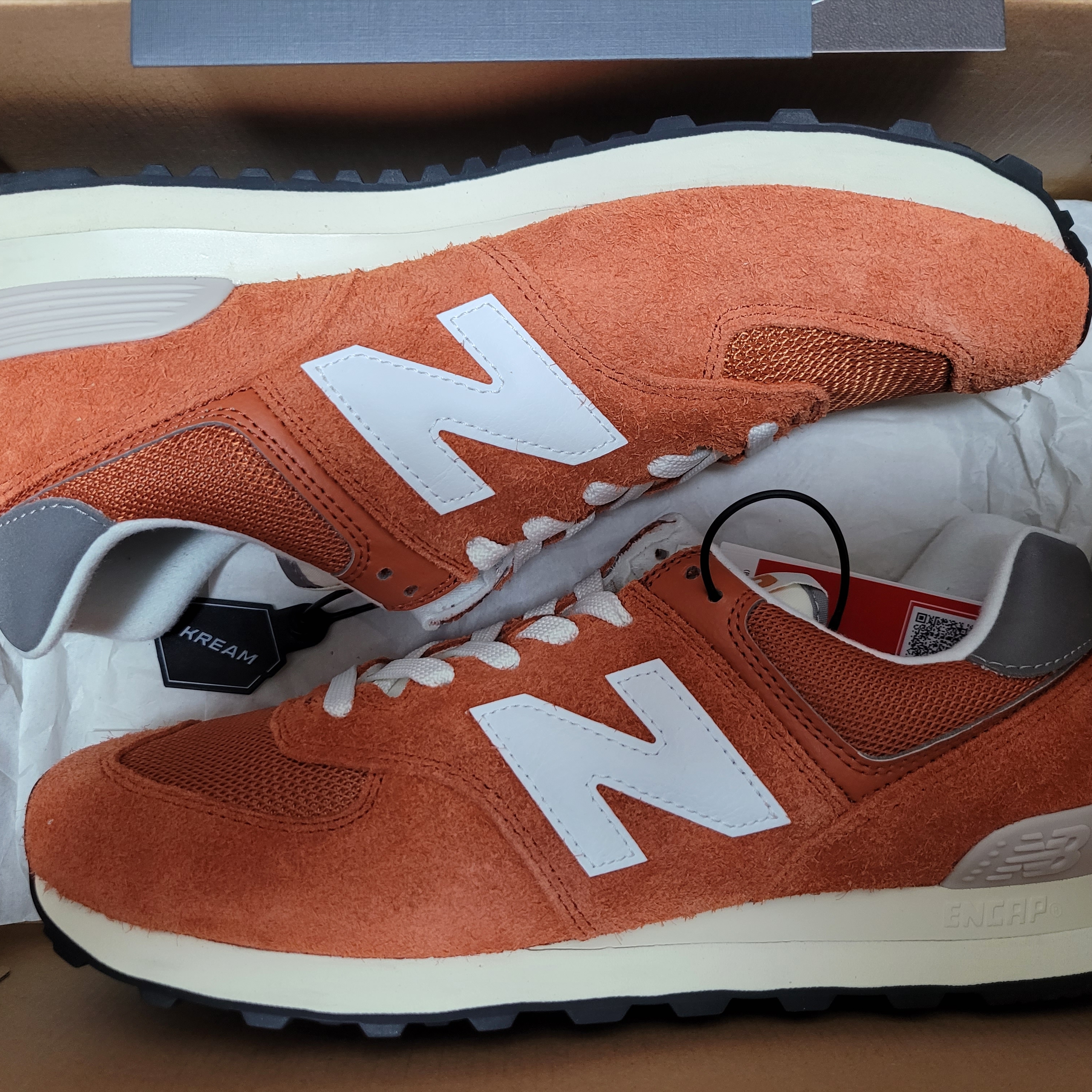 New Balance 574 Heritage Orange Burst White 착용 스타일 - 2