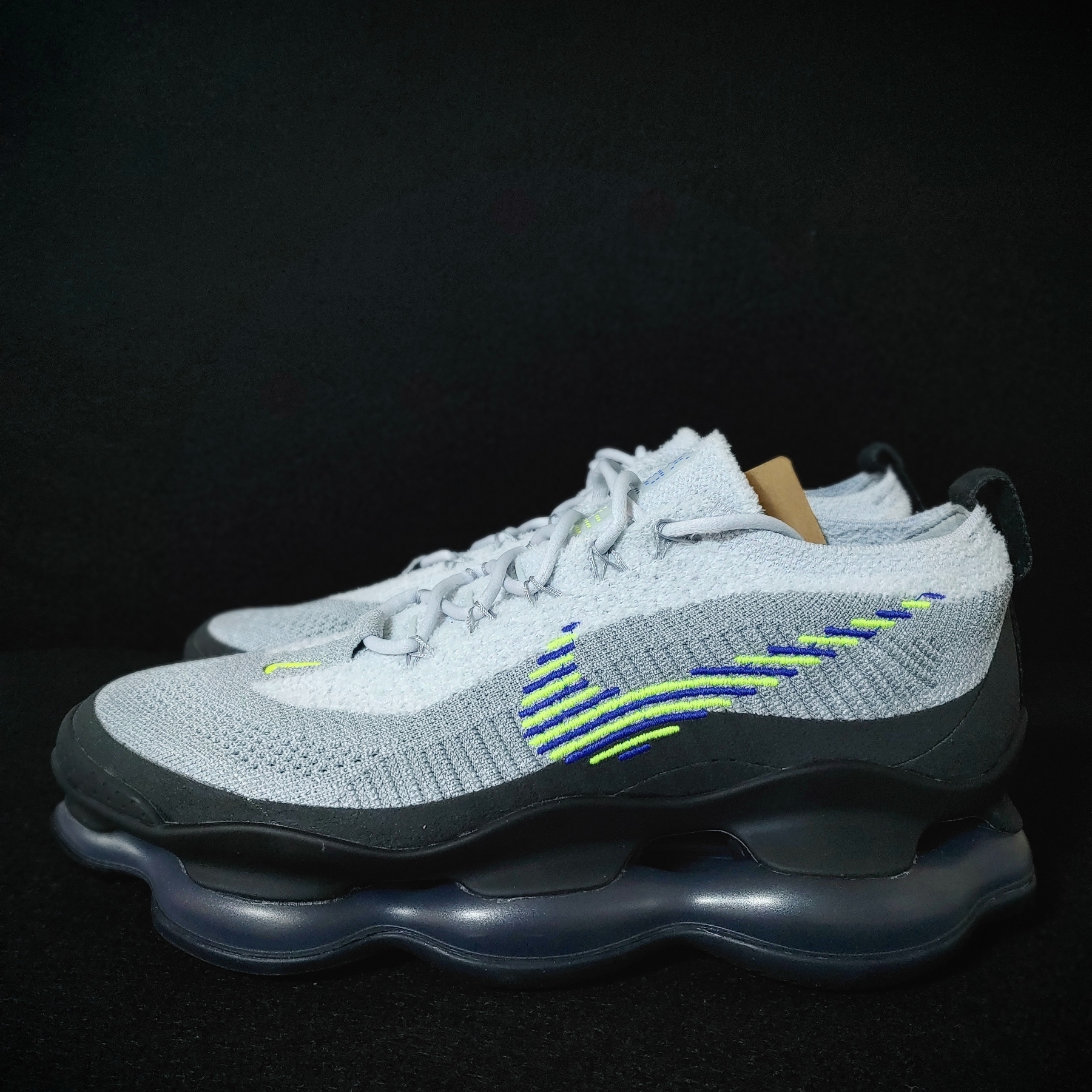 Nike Air Max Scorpion Flyknit Dark Smoke Grey 착용 스타일 - 2