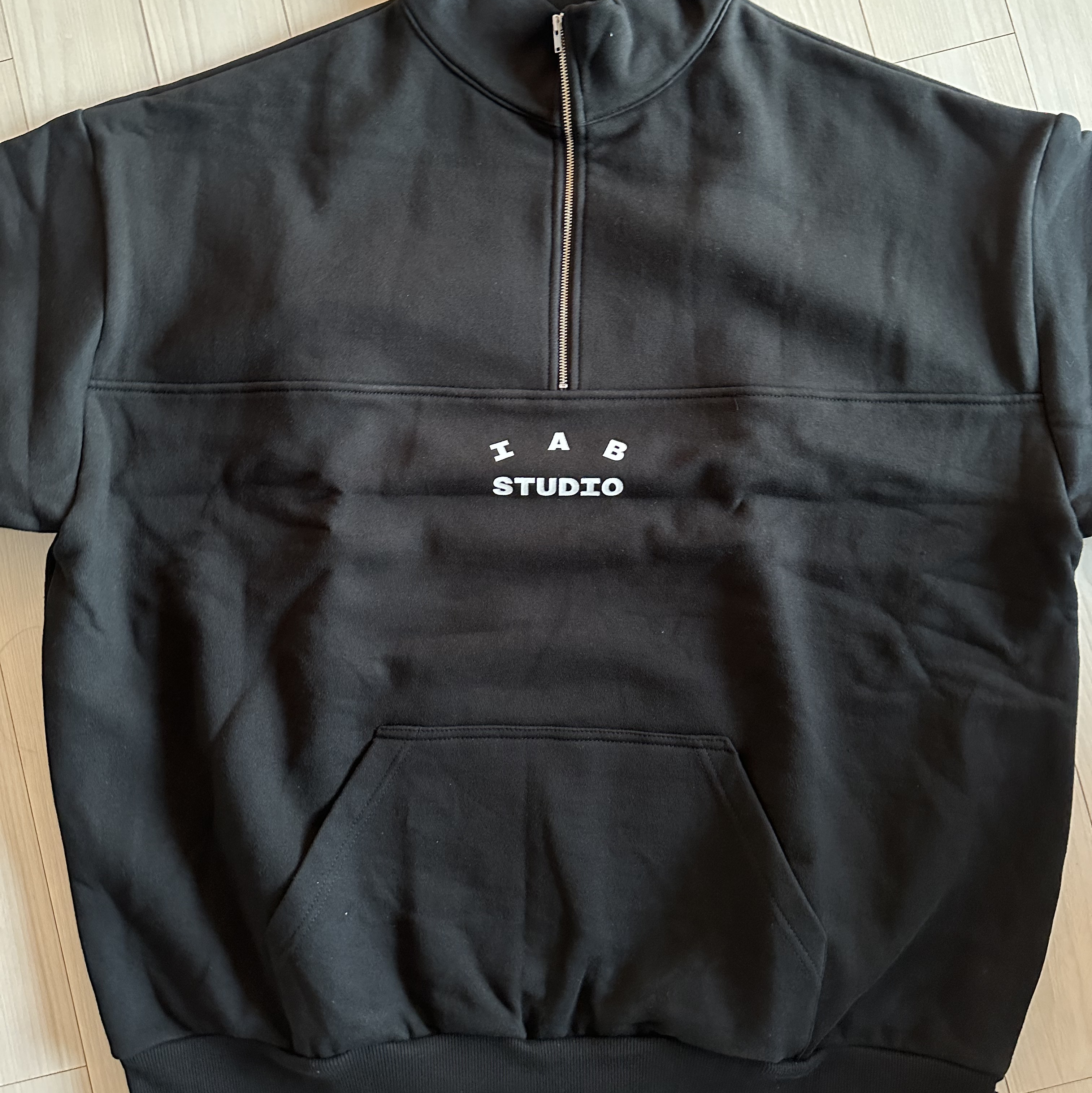 IAB Studio Half Zip-Up Black White 착용 스타일 - 2
