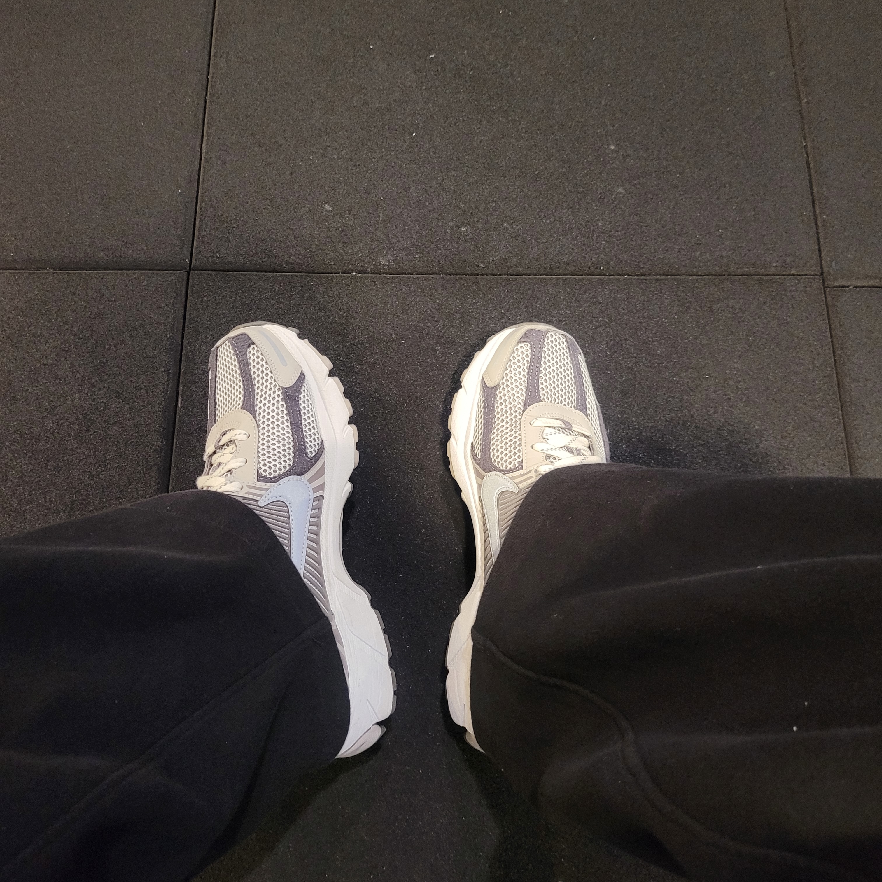 Nike Zoom Vomero 5 PRM Light Iron Ore and Flat Fewter 착용 스타일