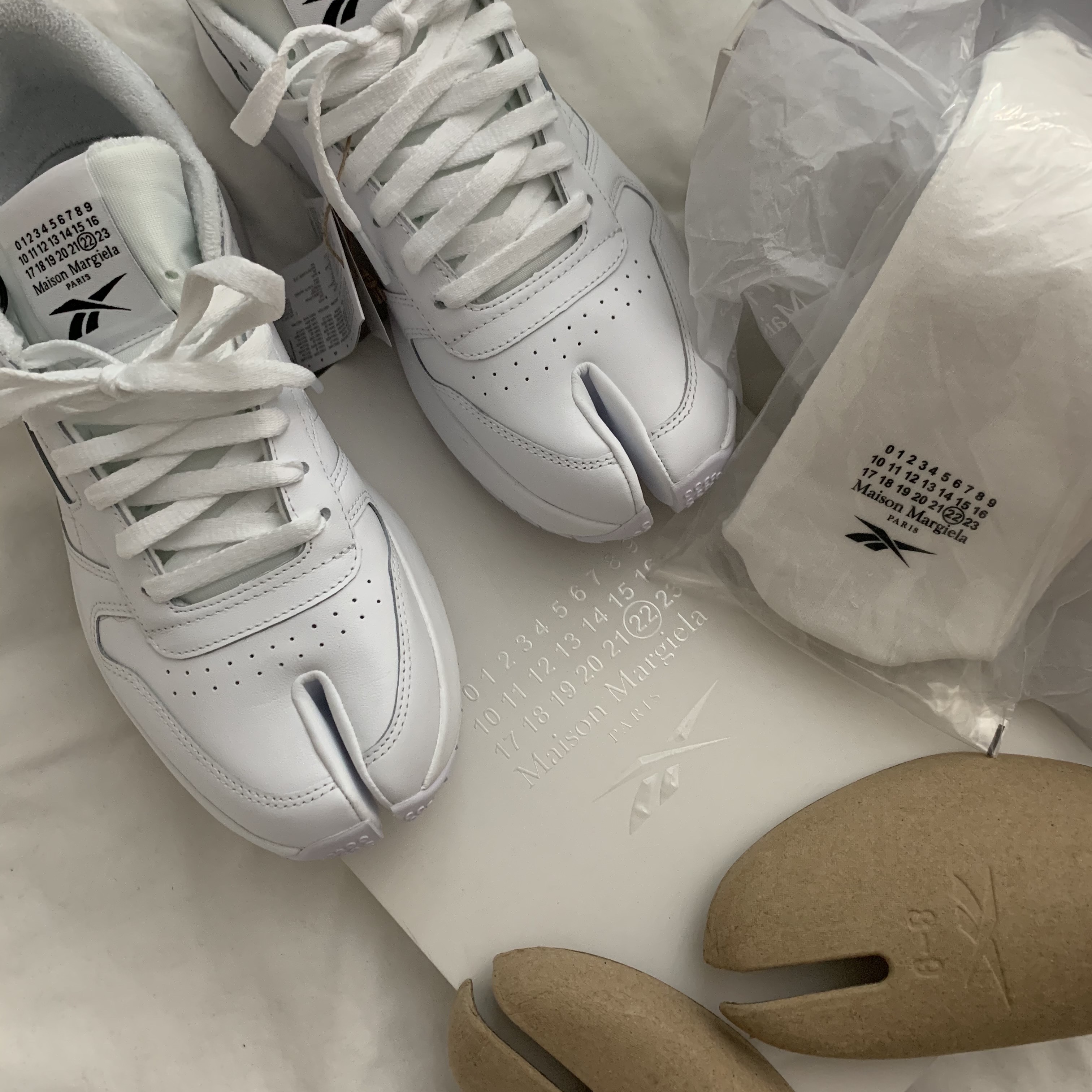 Reebok x Maison Margiela Classic Leather Tabi Shoes White 착용 스타일