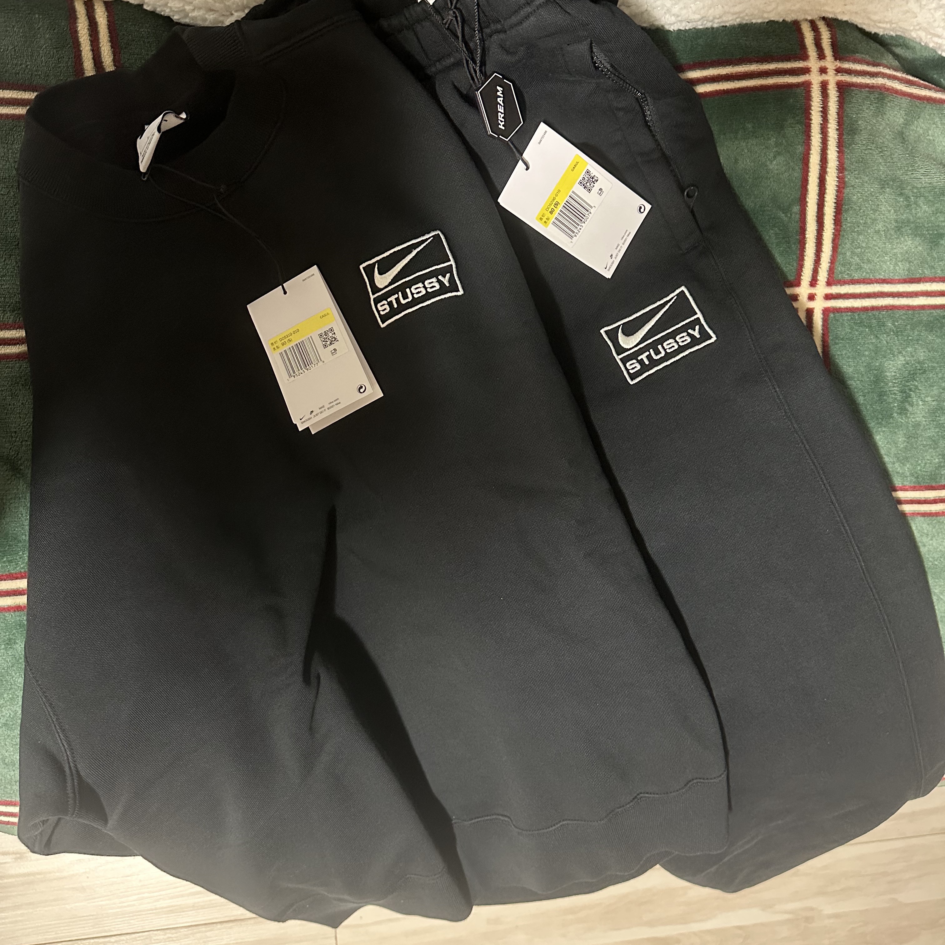 Nike x Stussy NRG Washed Fleece Crewneck Black (DO5310-010), Nike x Stussy NRG Washed Fleece Pants Black (DO5296-010) 착용 스타일