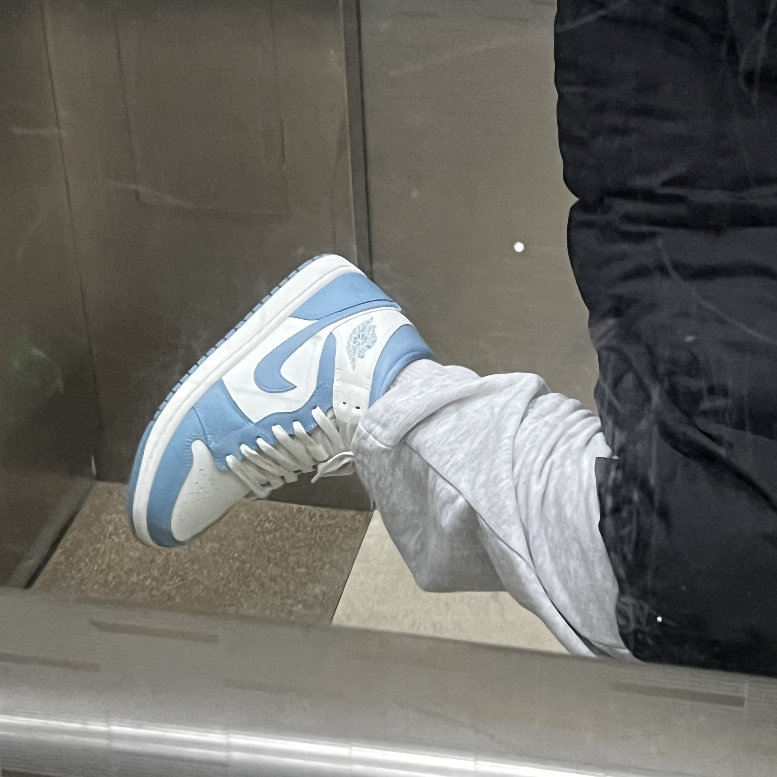 (W) Jordan 1 Mid Sail and Worn Blue 착용 스타일 - 2