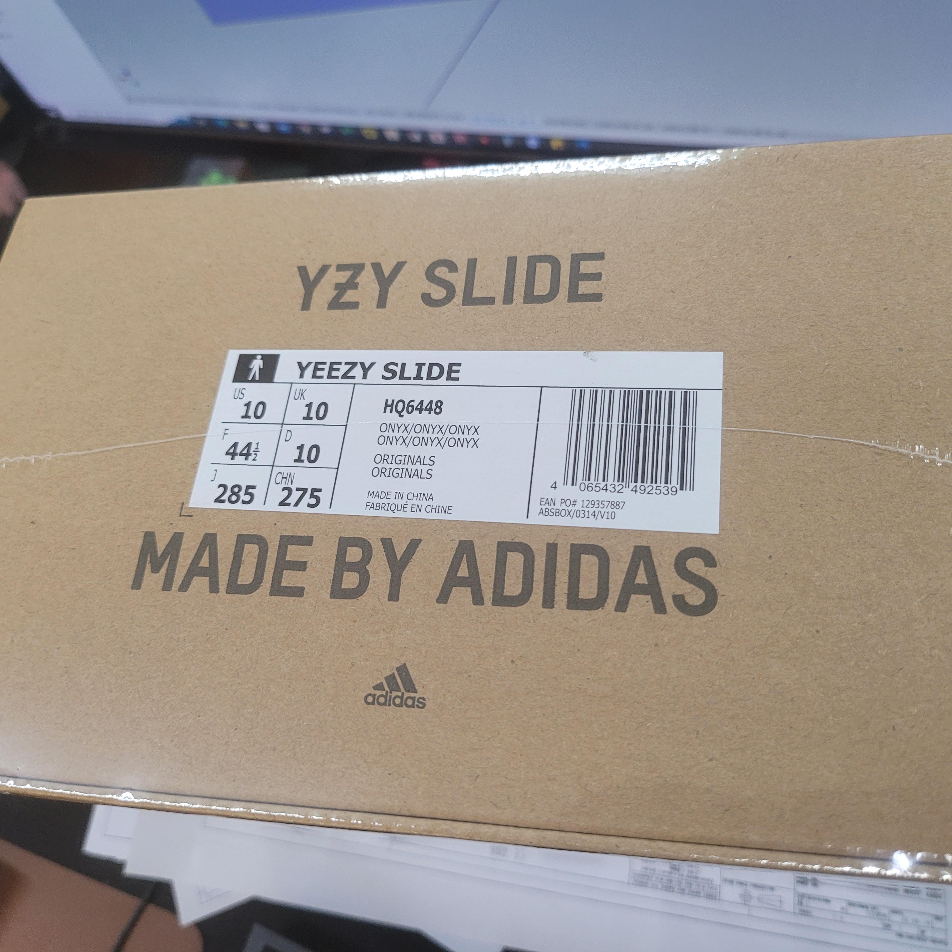 Adidas Yeezy Slide Onyx 착용 스타일 - 3