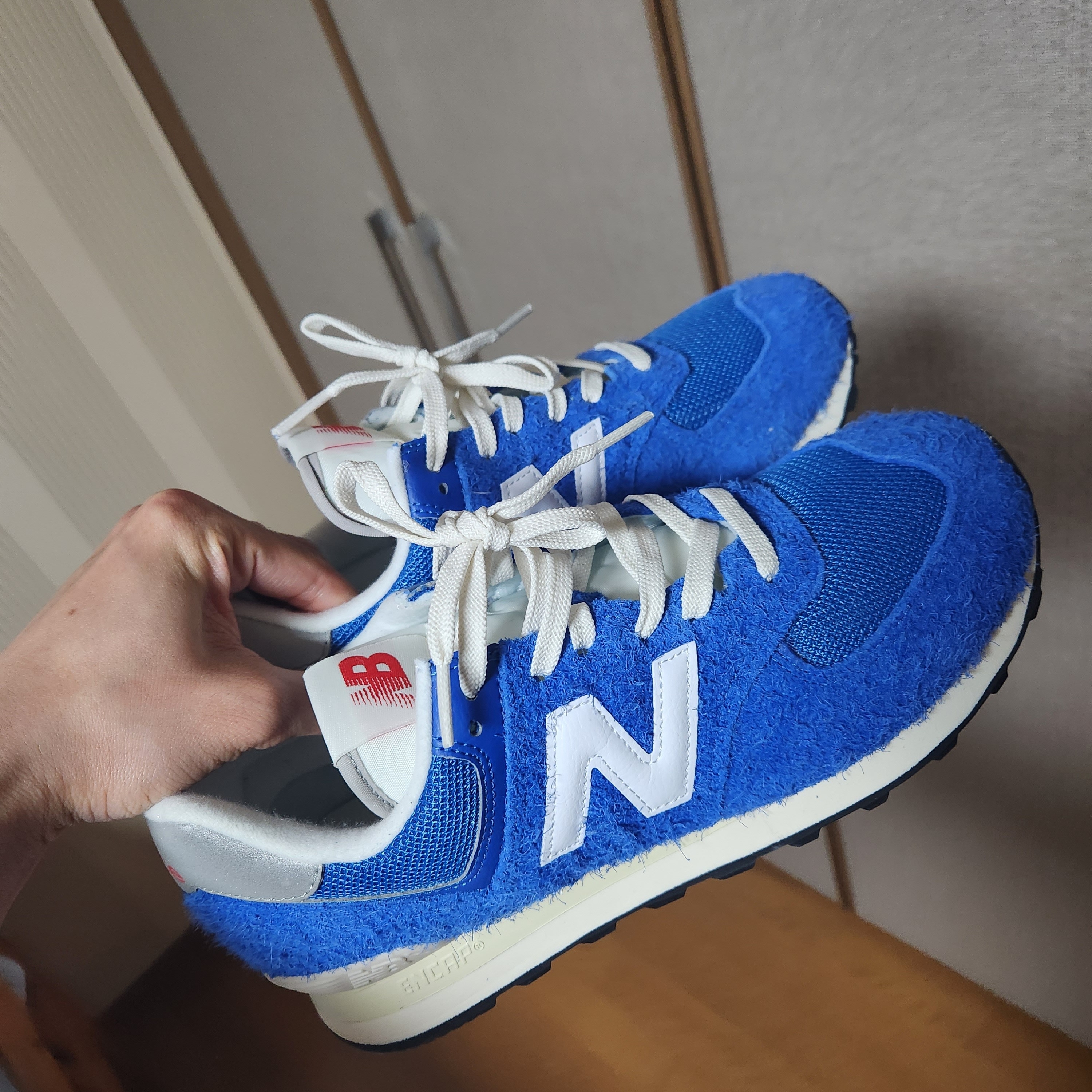 New Balance 574 Heritage Blue White 착용 스타일