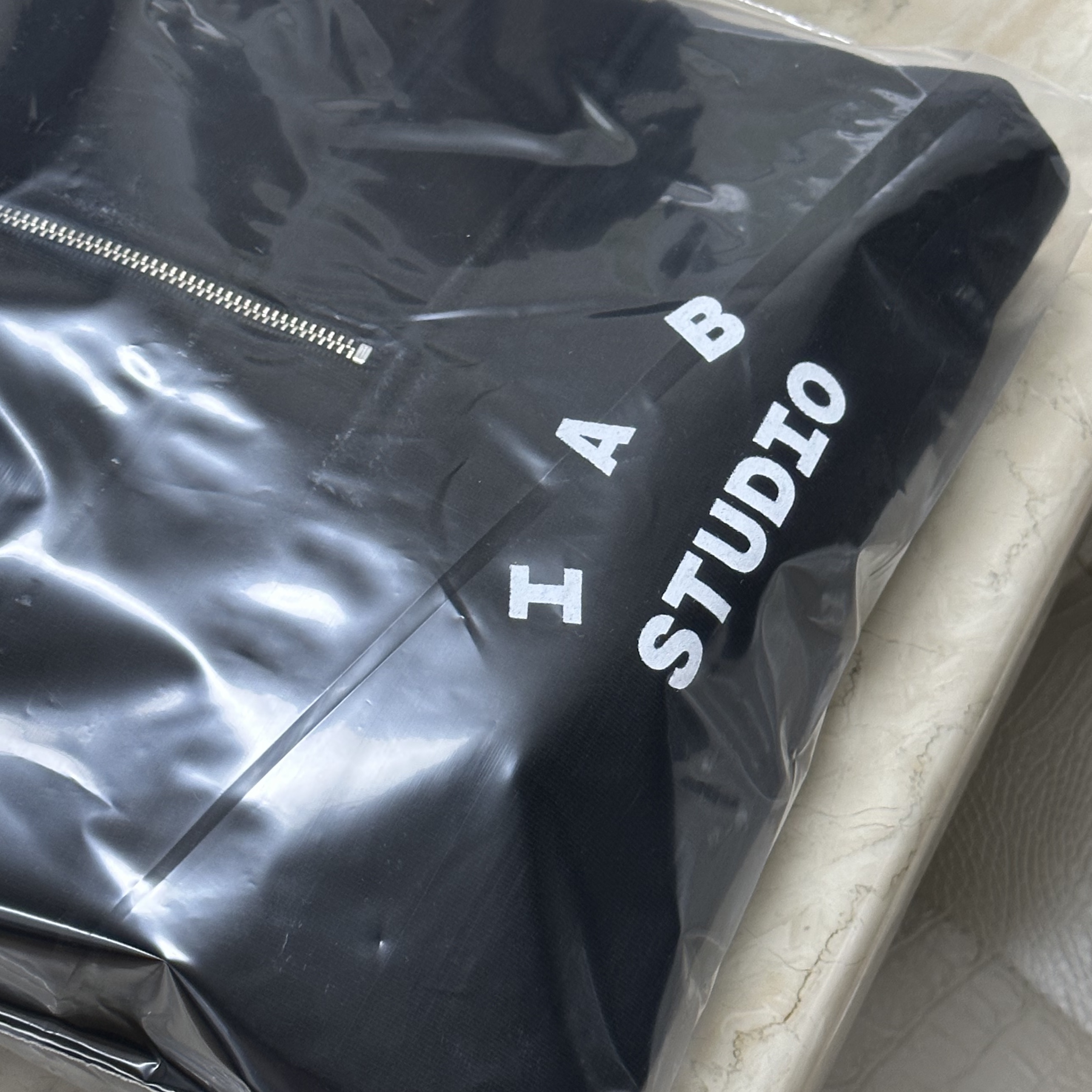 IAB Studio Half Zip-Up Black White 착용 스타일