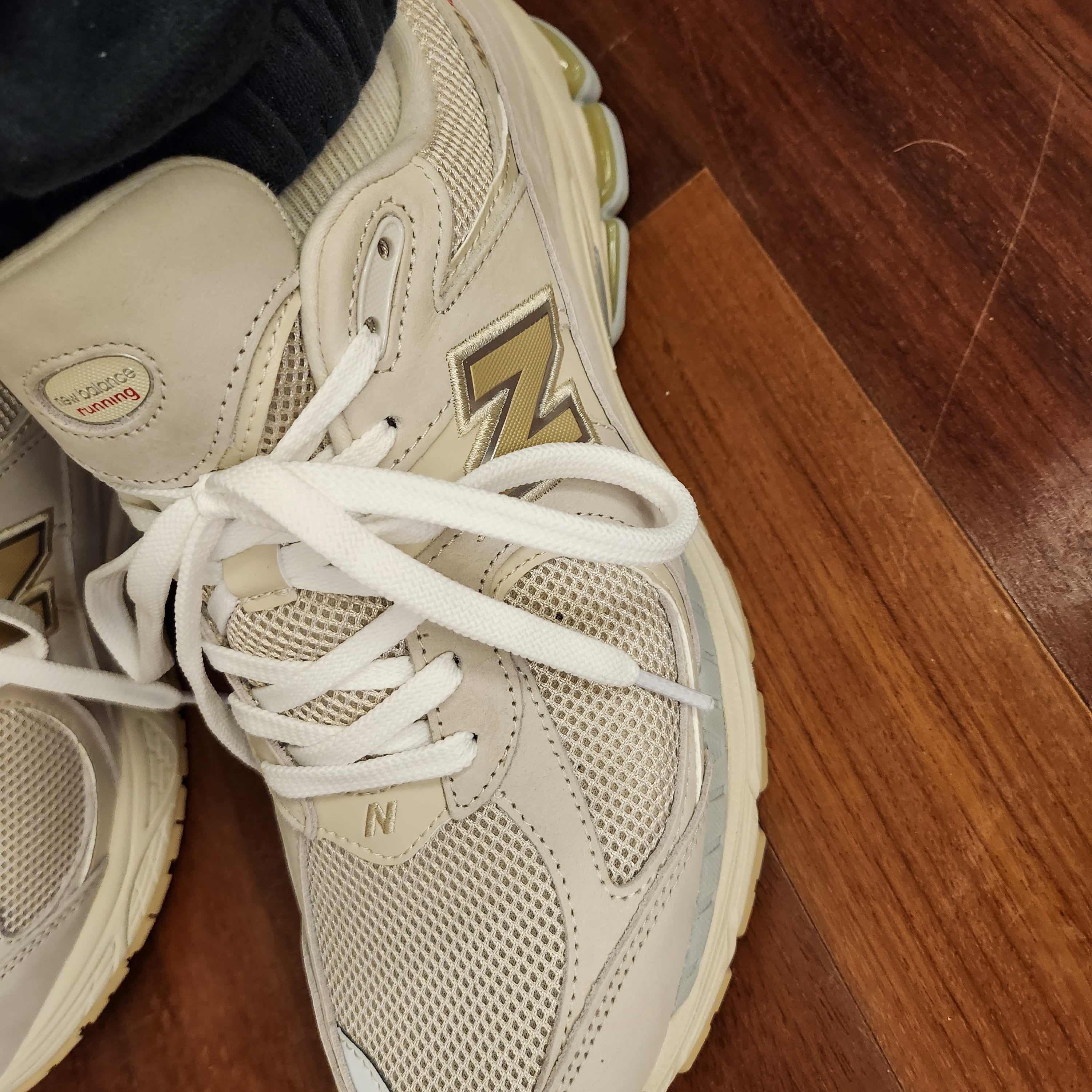 New Balance 2002R Beige 착용 스타일 - 2