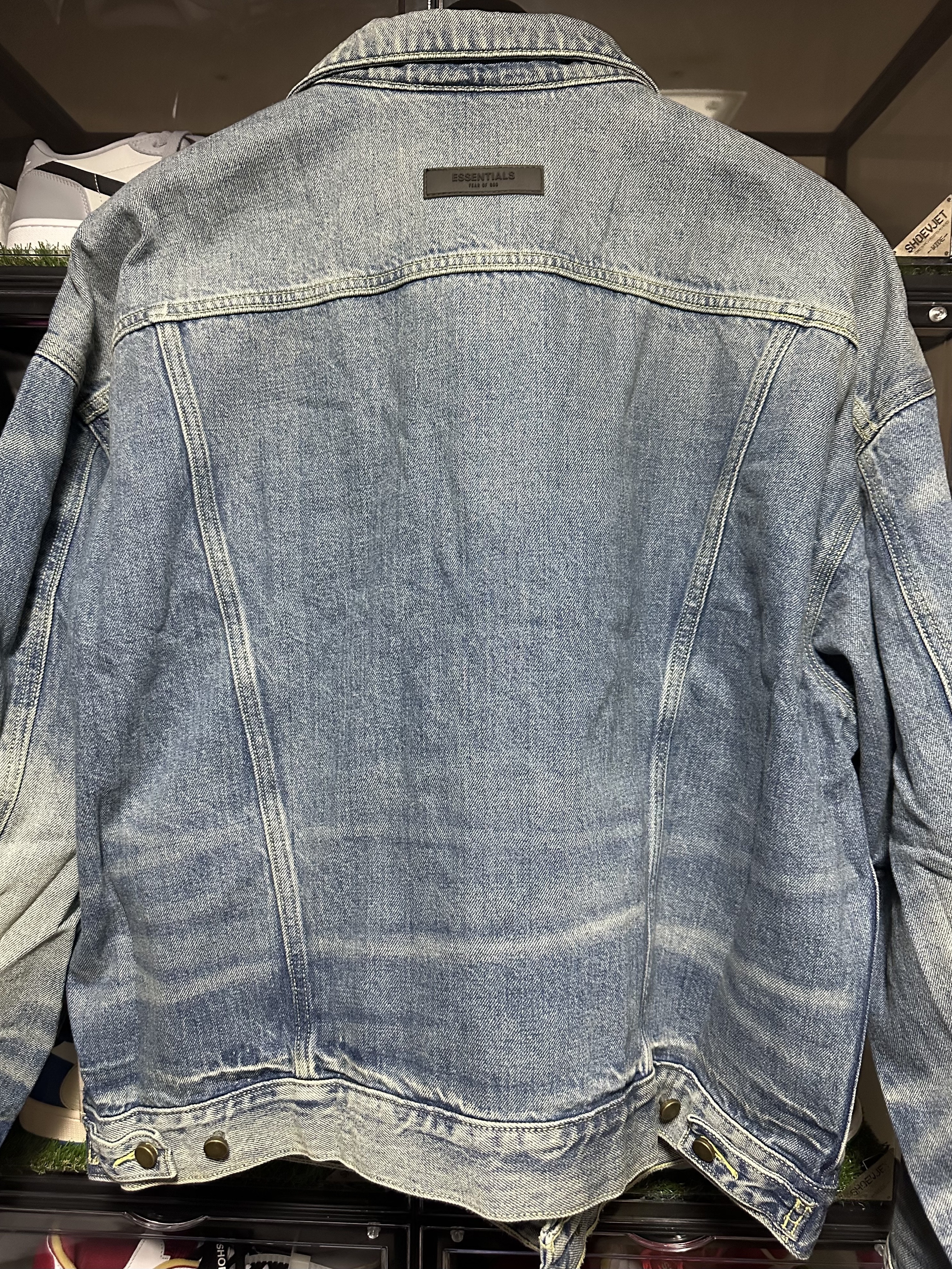 Essentials Trucker Jacket Indigo 착용 스타일 - 1