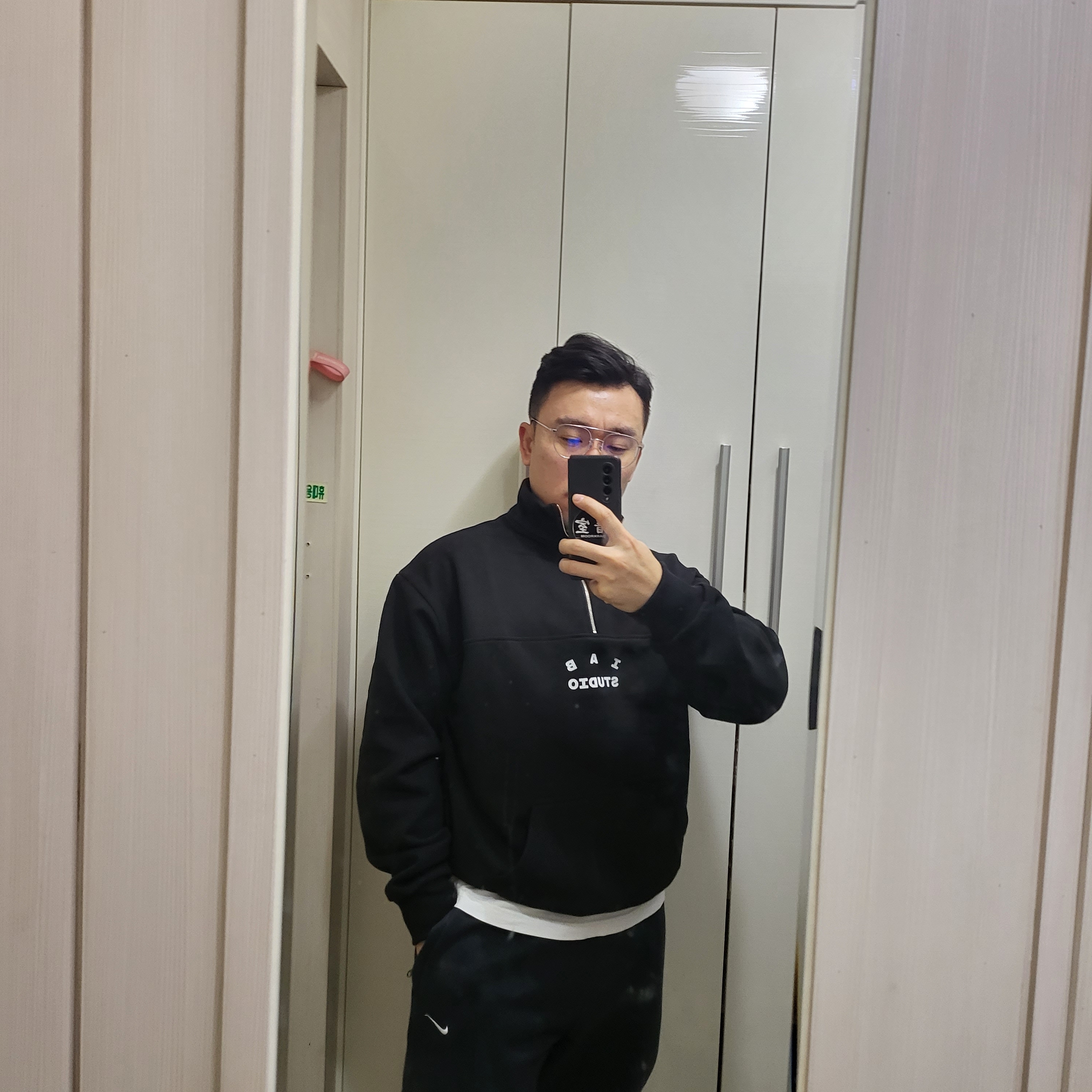 IAB Studio Half Zip-Up Black White 착용 스타일 - 1