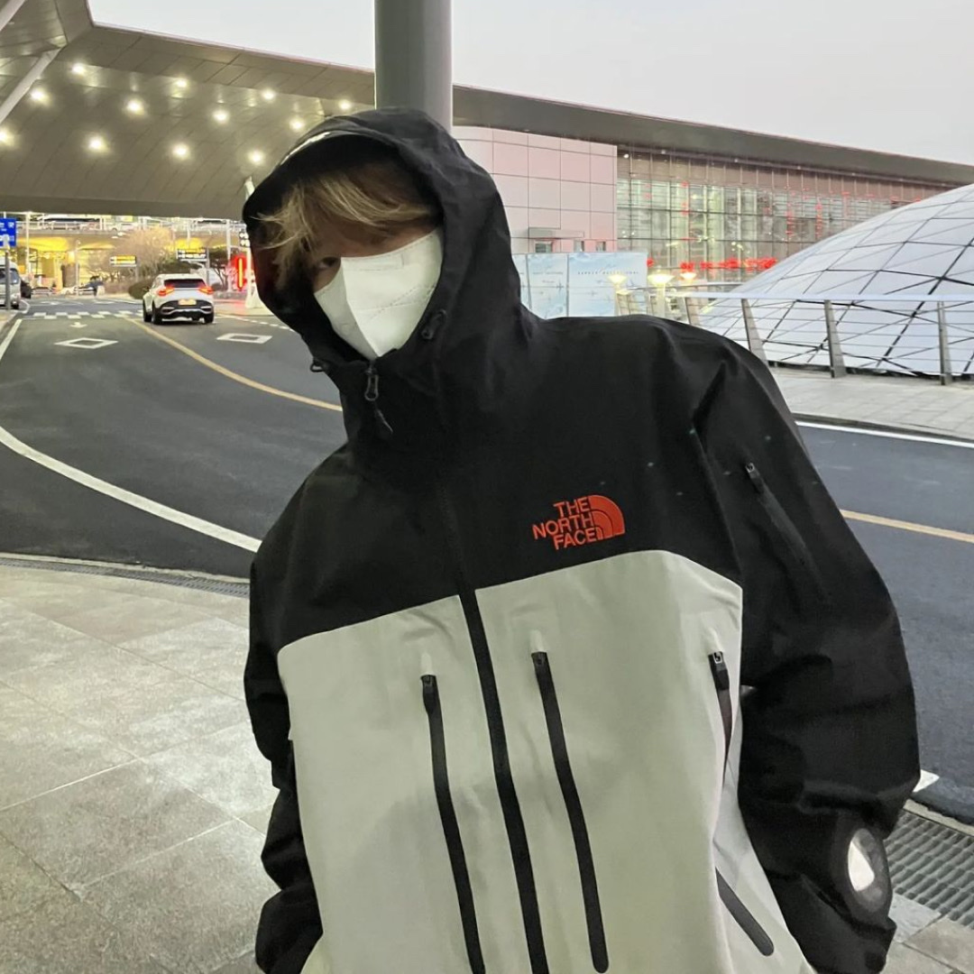 Supreme x The North Face Taped Seam Shell Jacket Grey - 22FW, Nike Air Force 1 Mid '07 QS Chocolate 착용 스타일 - 3