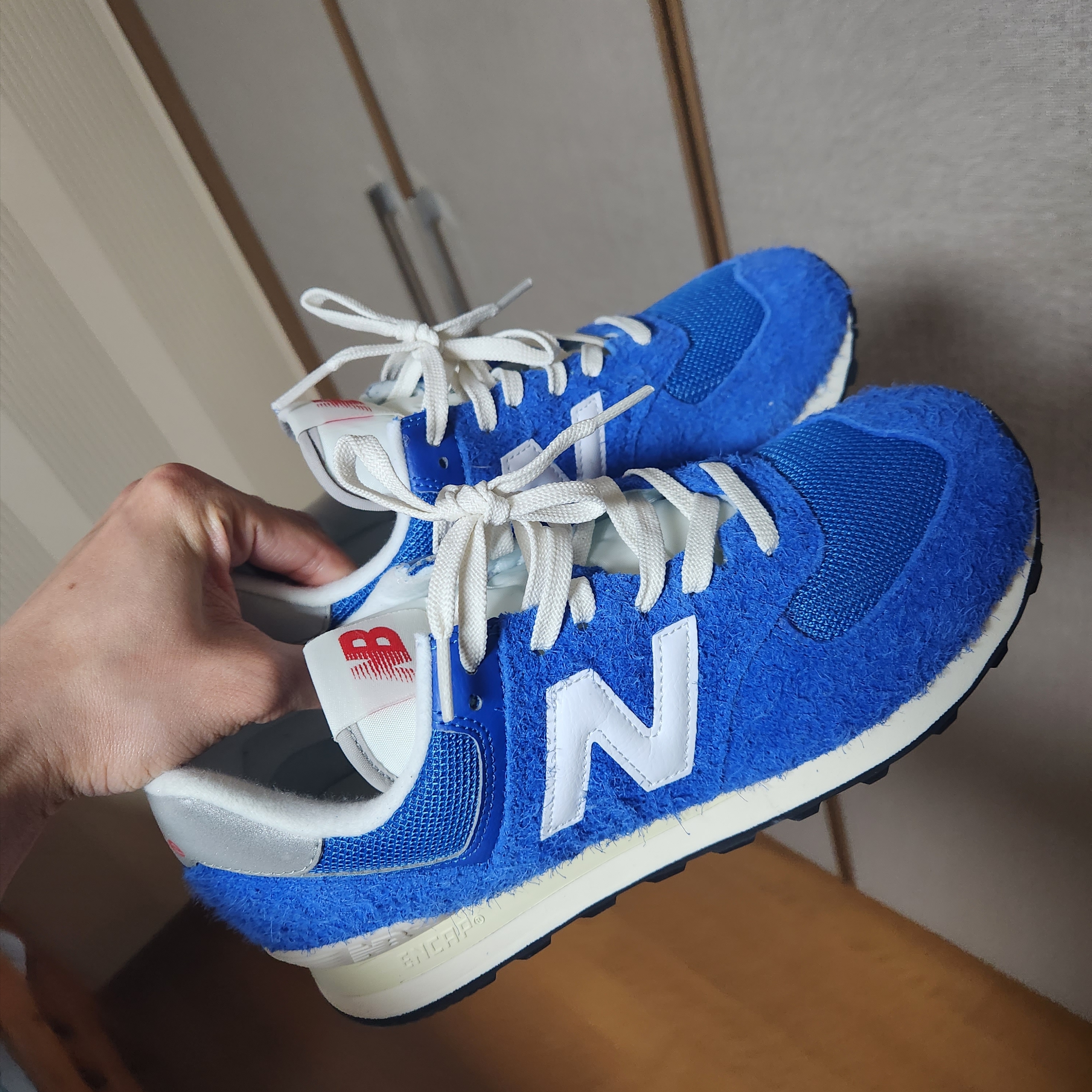 New Balance 574 Heritage Blue White 착용 스타일