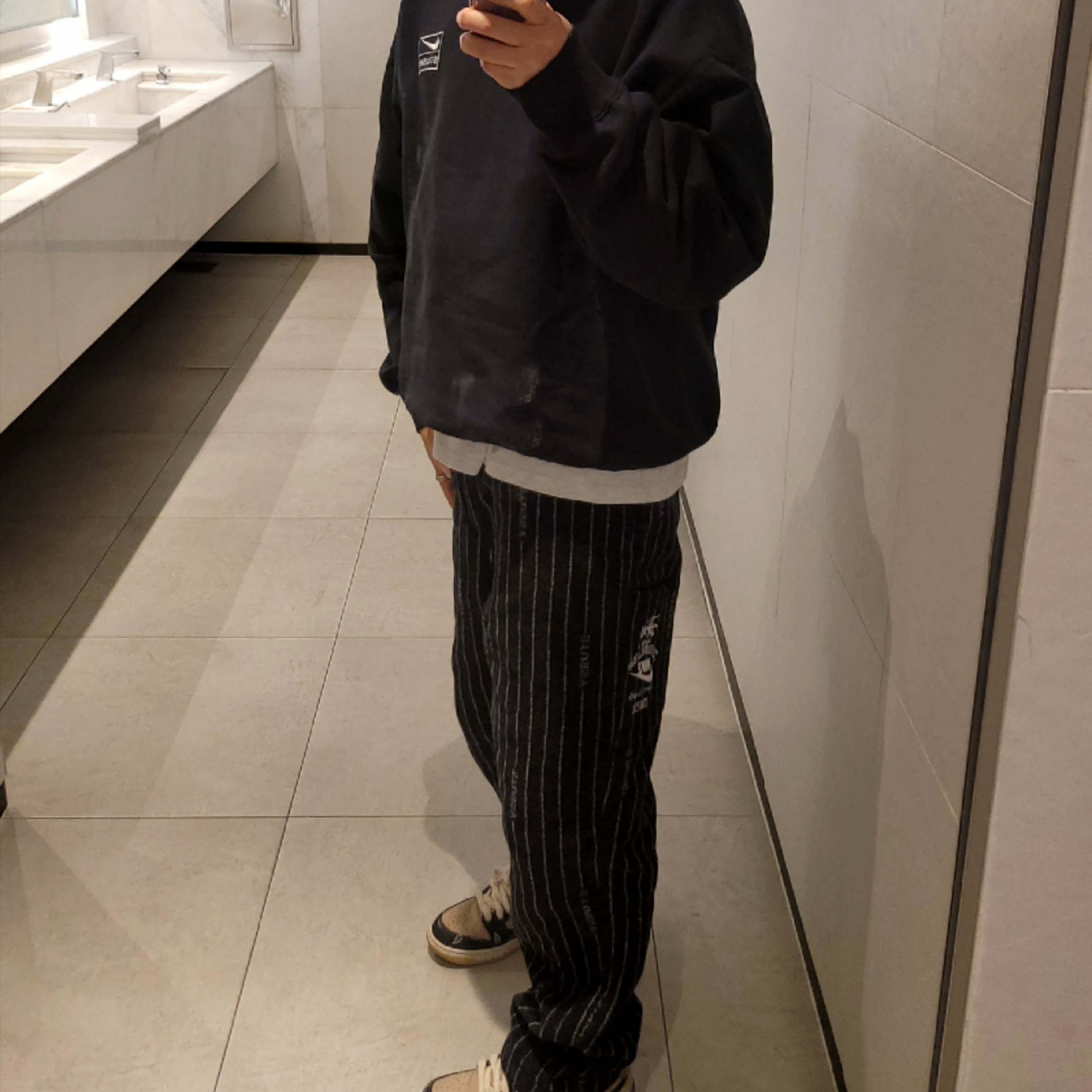 Nike x Stussy NRG Washed Fleece Crewneck Black (DO5310-010), Nike x Stussy NRG Striped Wool Pants Black (DR4021-010) 착용 스타일