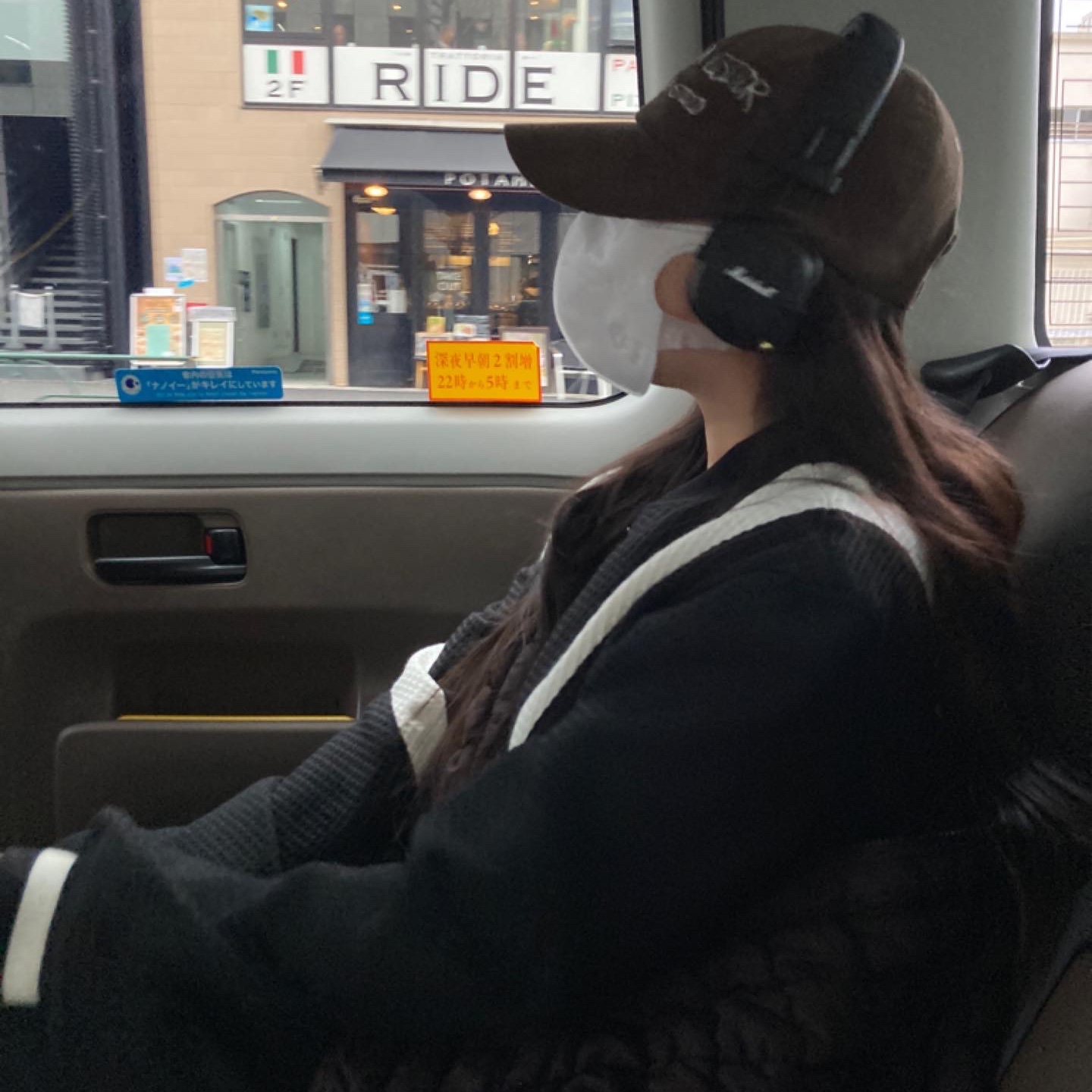 COS Quilted Oversized Shoulder Bag Brown, (W) UGG Classic Mini Platform Boots Chestnut 착용 스타일 - 3