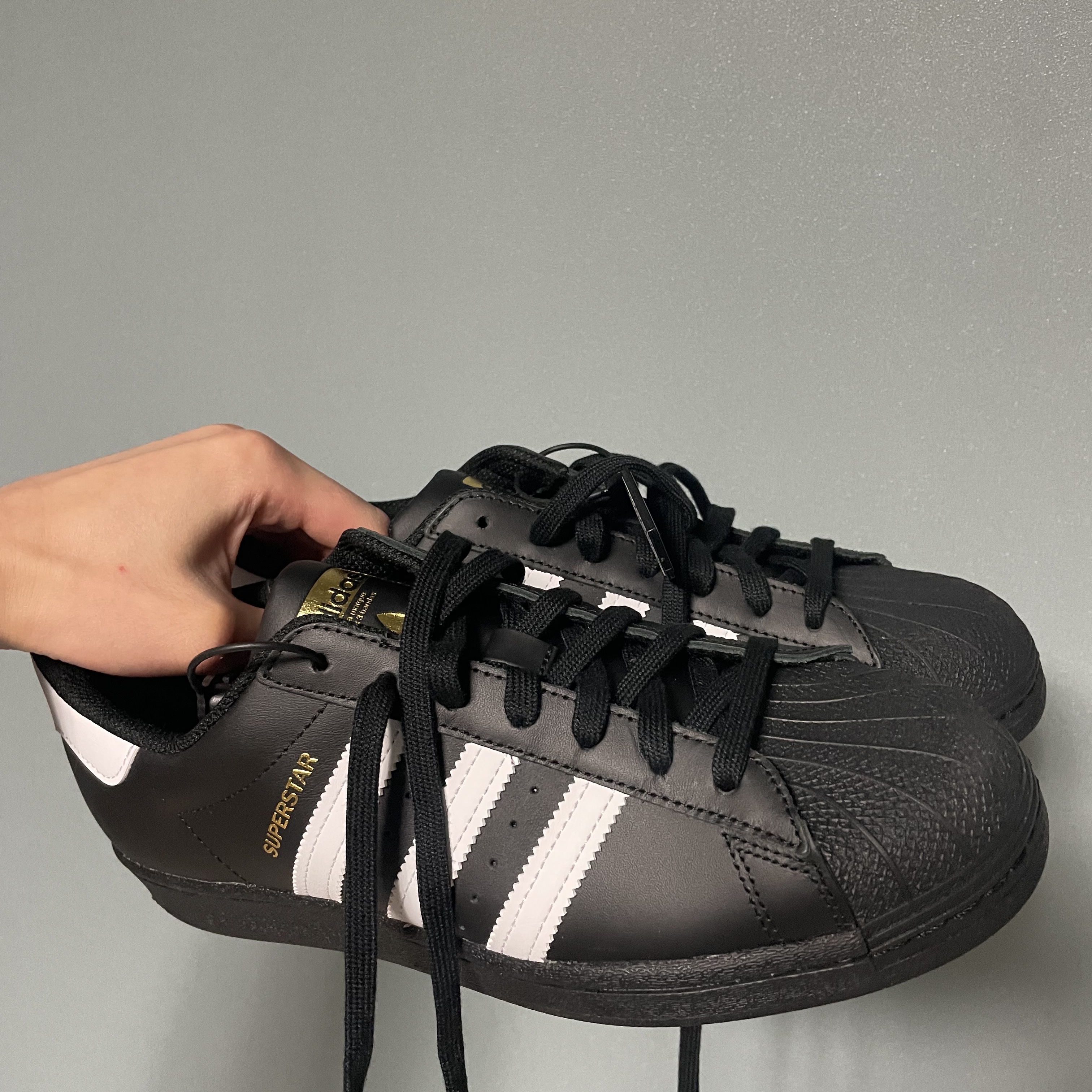 Adidas Superstar Core Black White 착용 스타일 - 1