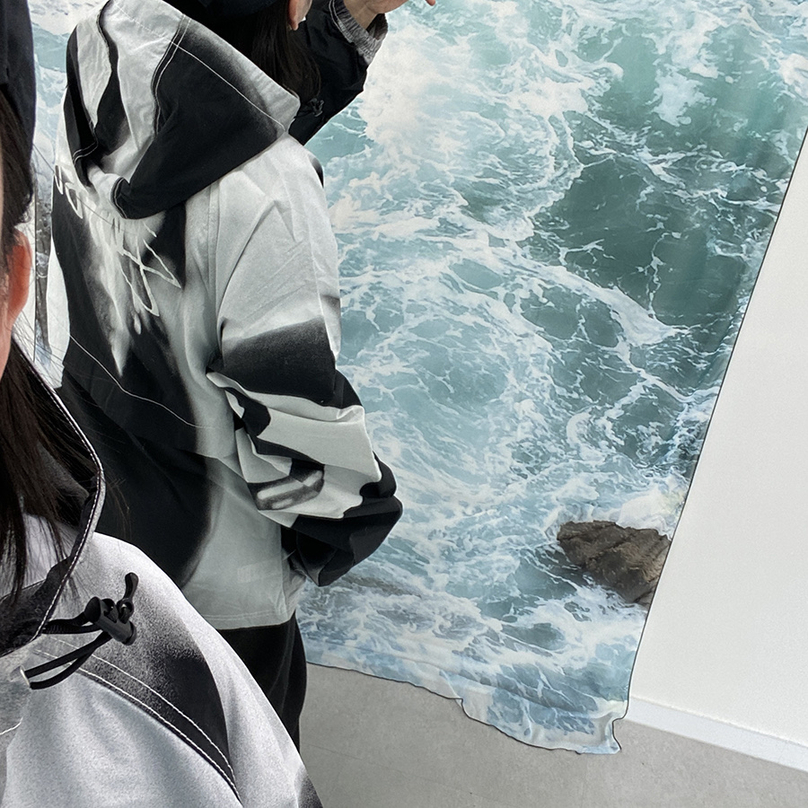 Stussy 8 Ball Beach Shell Jacket Greyscale 착용 스타일 - 3