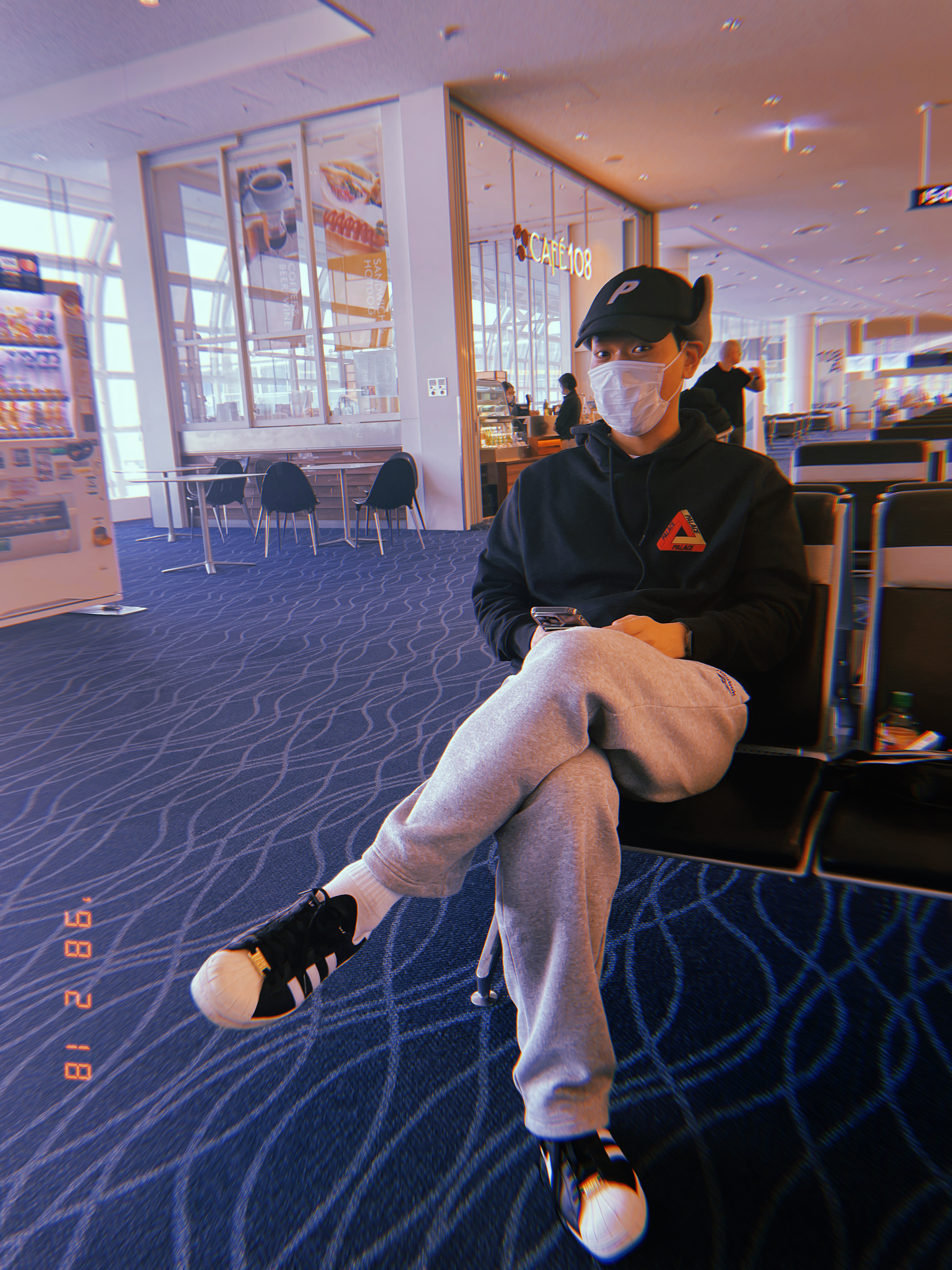 Palace Shanghai Exclusive Tri-Ferg Hoodie Black, Adidas x BAPE Superstar 80s Core Black Off White 착용 스타일 - 2