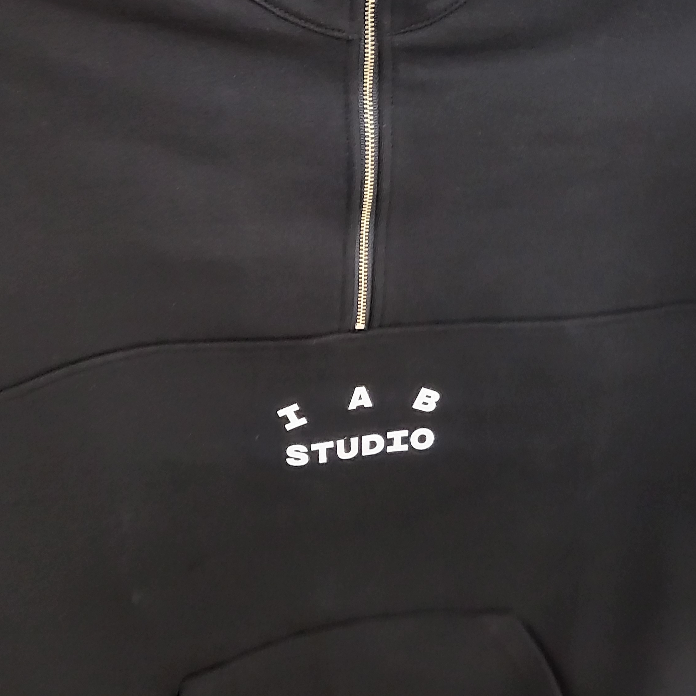 IAB Studio Half Zip-Up Black White 착용 스타일 - 1