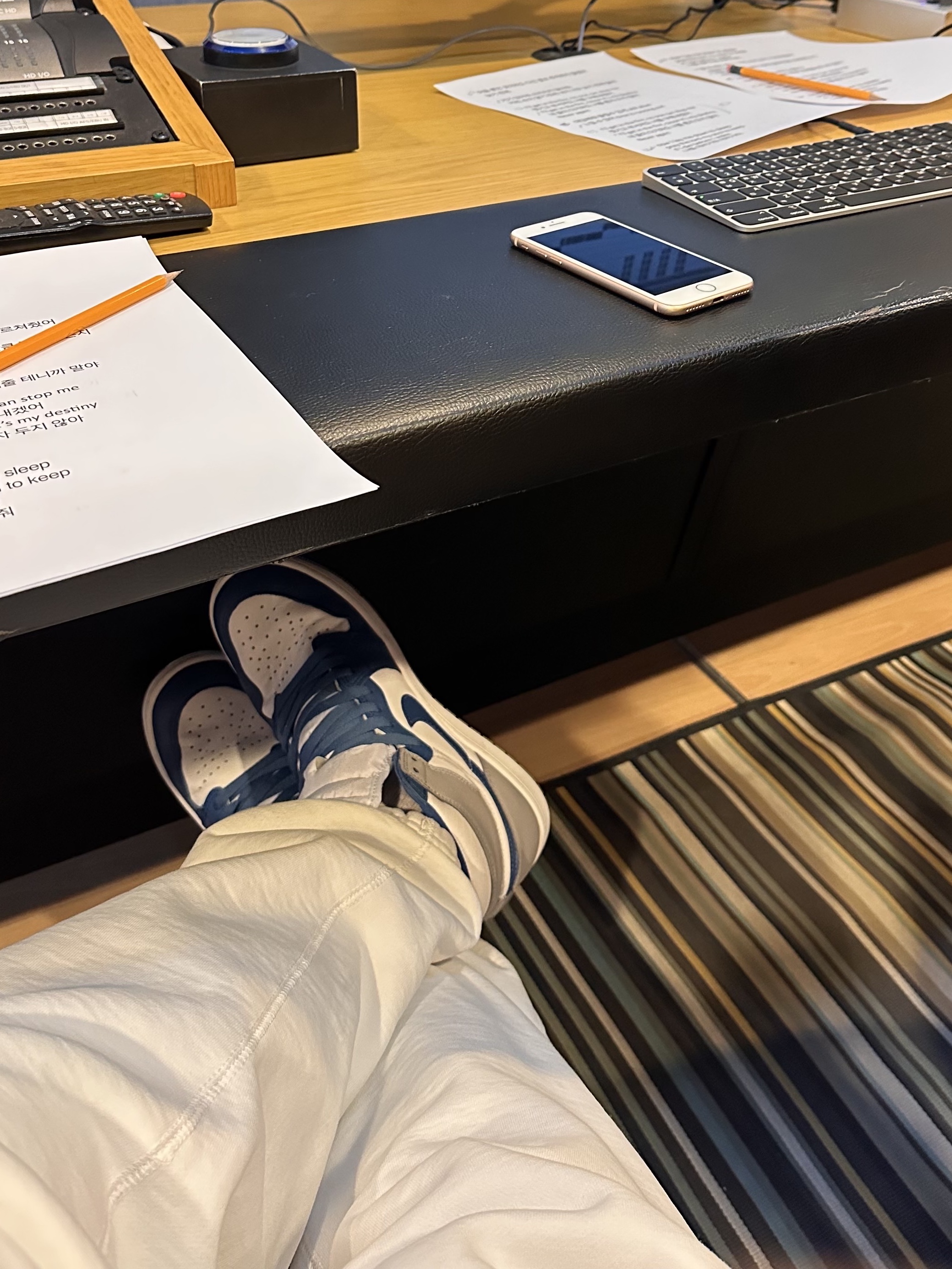 Jordan 1 Retro High OG True Blue, Nike NRG Solo Swoosh Fleece Pants Summit White - US/EU 착용 스타일