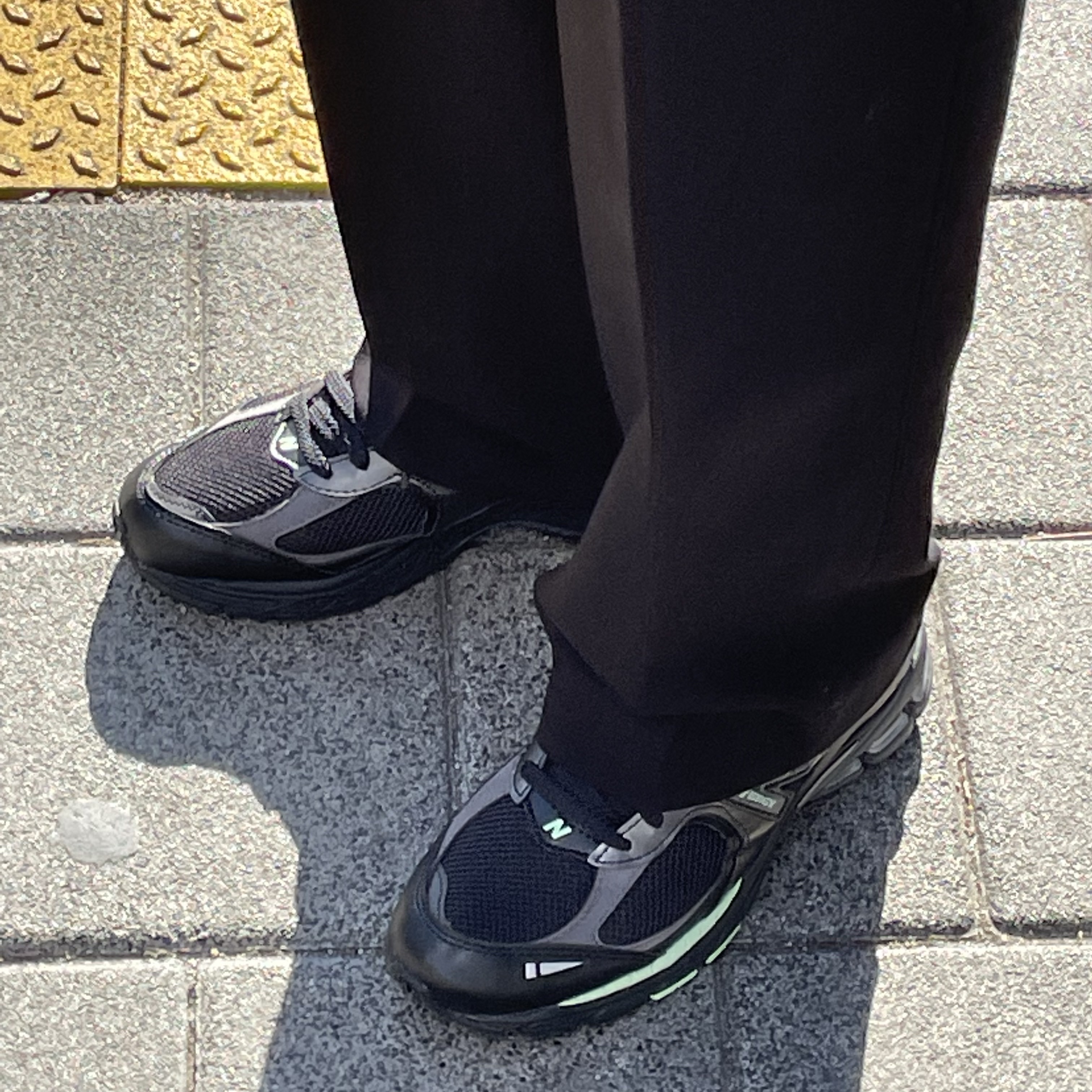 New Balance x J.Crew 2002R Black Powder Green 착용 스타일