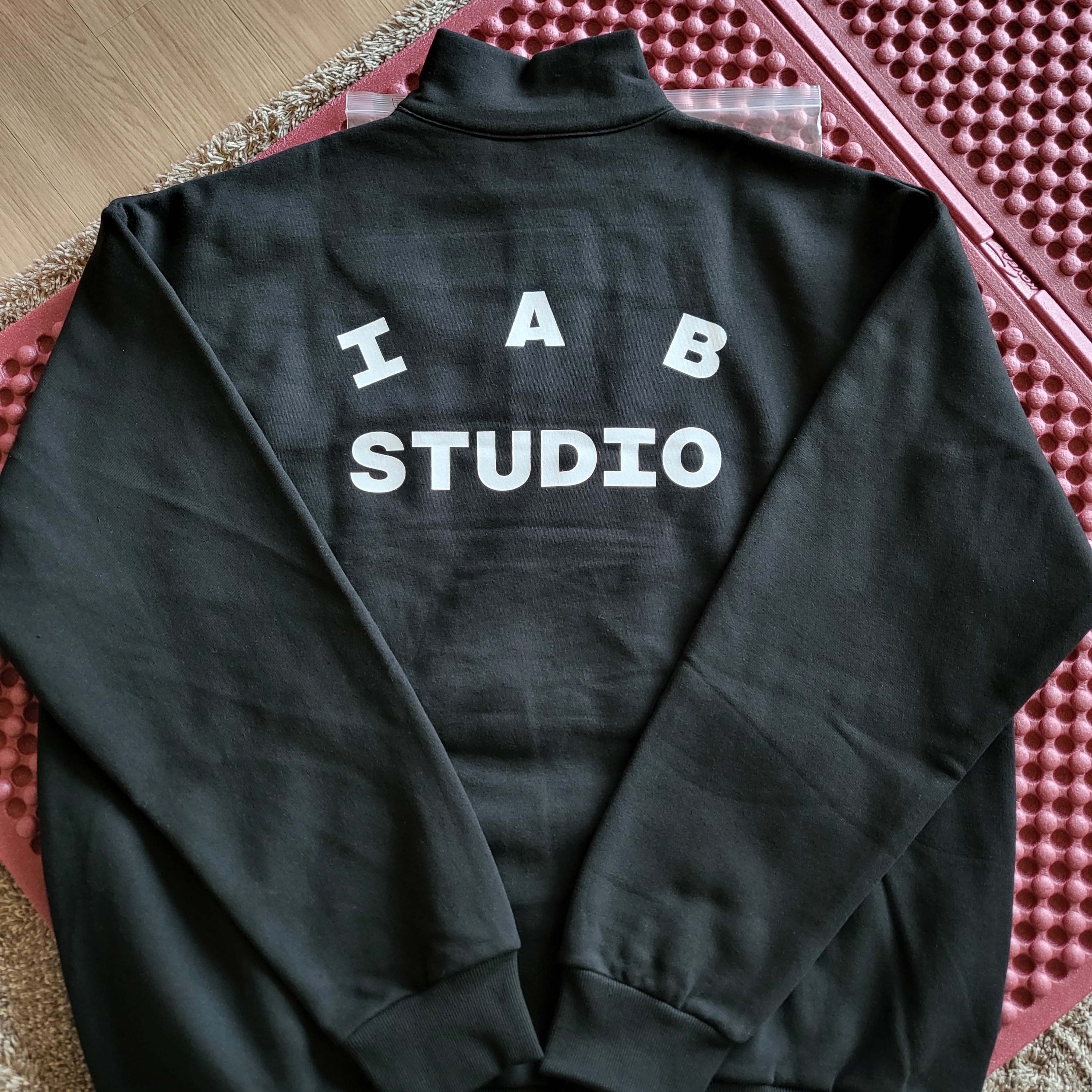 IAB Studio Half Zip-Up Black White 착용 스타일 - 3