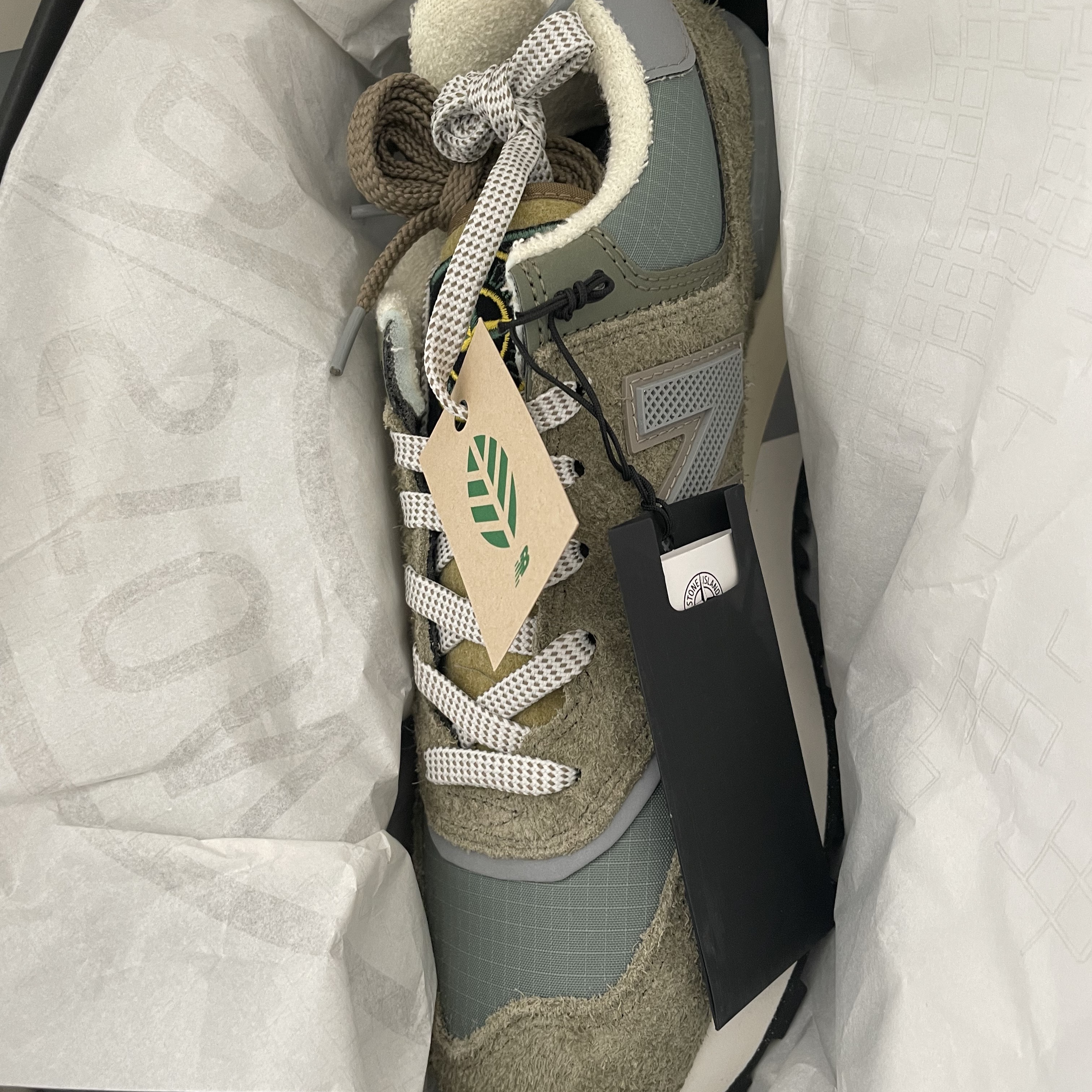 New Balance x Stone Island 574 Legacy Green 착용 스타일 - 3