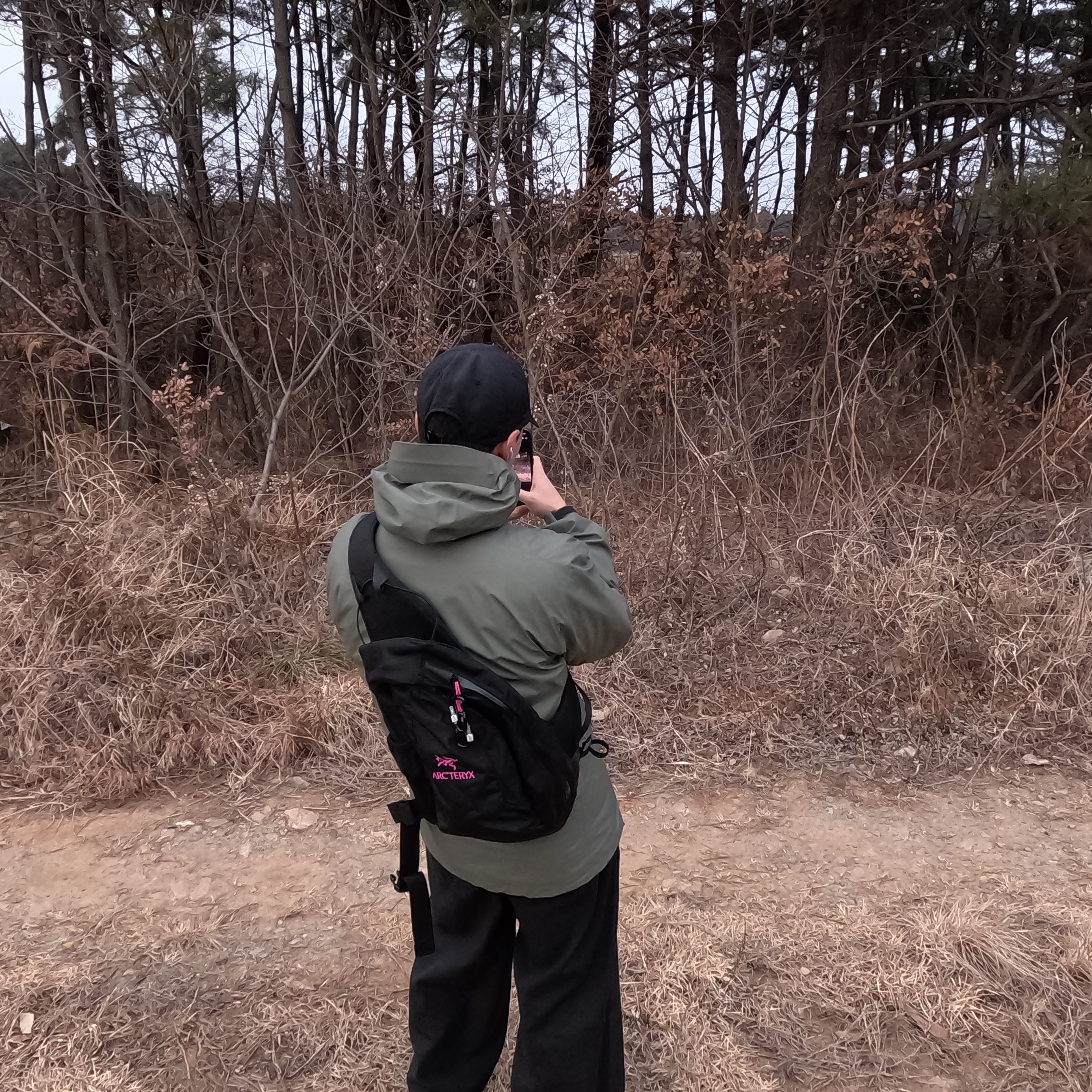 Arc'teryx System A Quiver Crossbody Pack Black Ultra Violet, Arc'teryx Beta Jacket Forage 착용 스타일