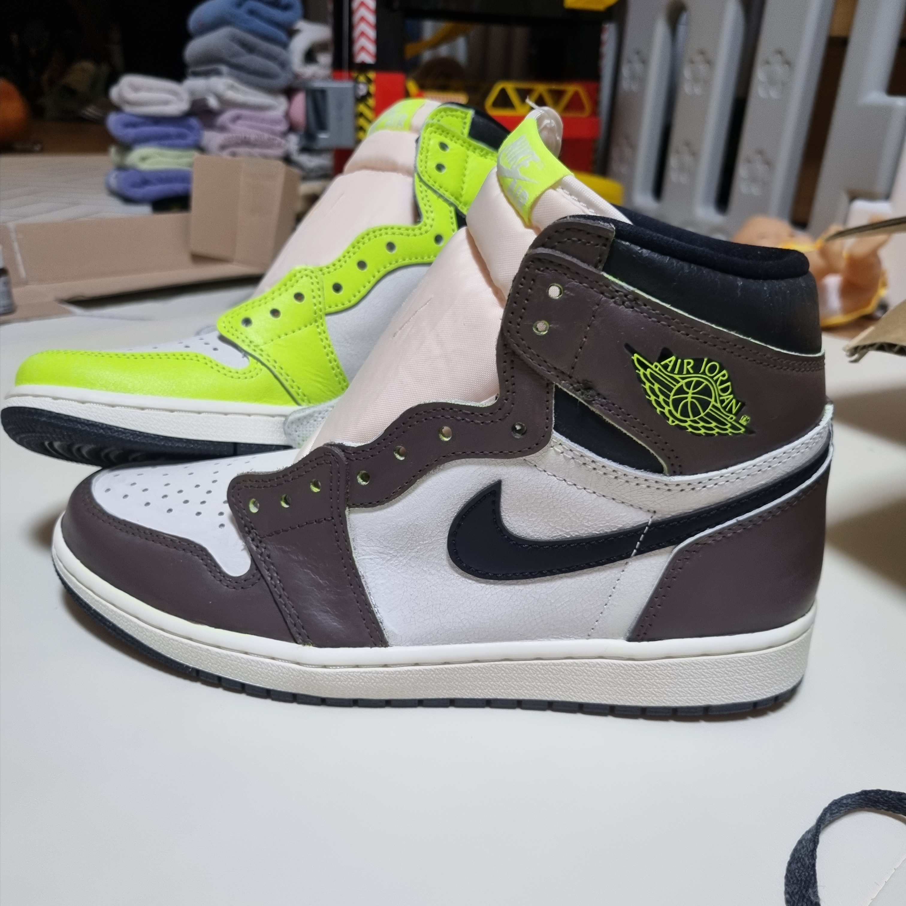 Jordan 1 Retro High OG Volt 착용 스타일 - 1