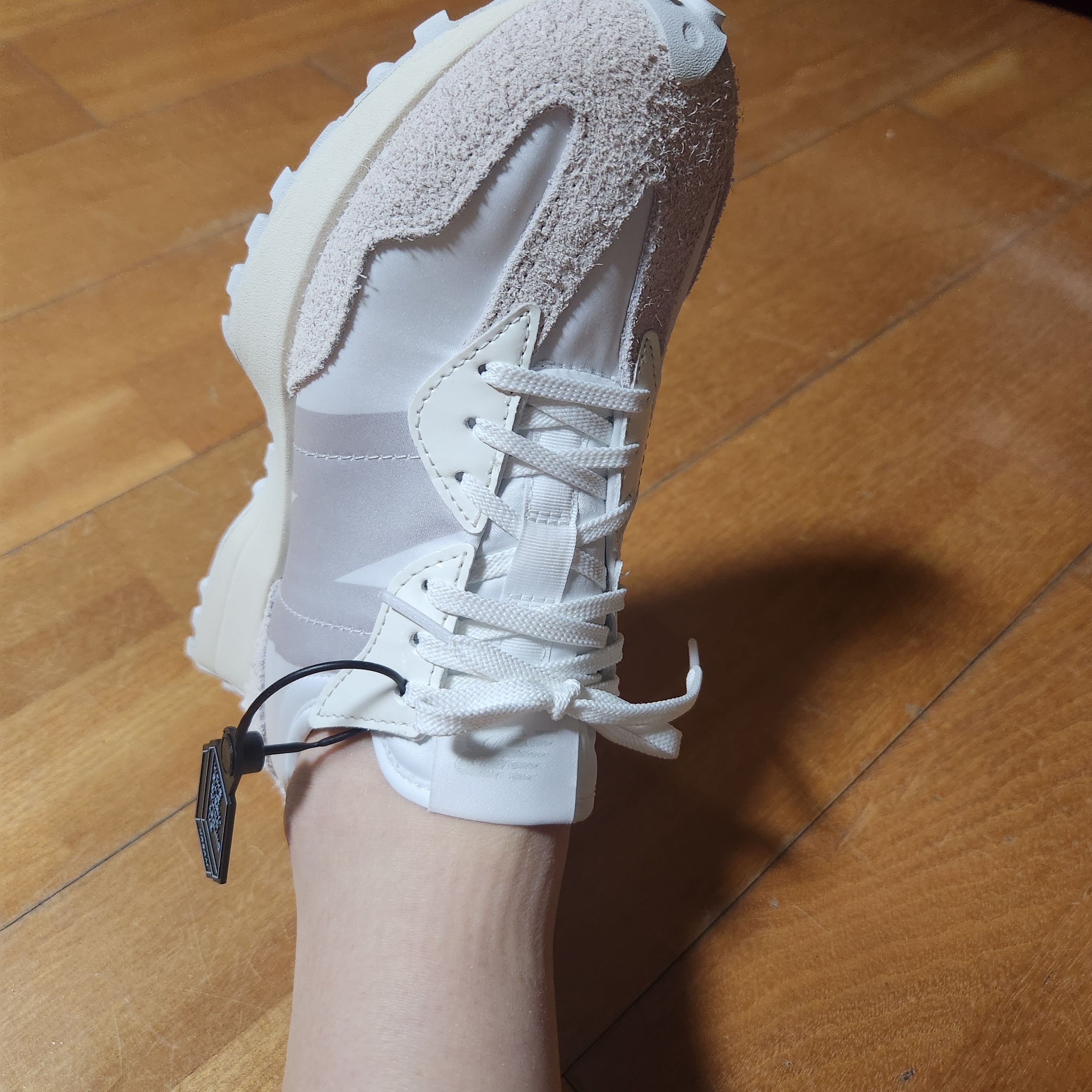 (W) New Balance 327 White Moonbeam 착용 스타일 - 2