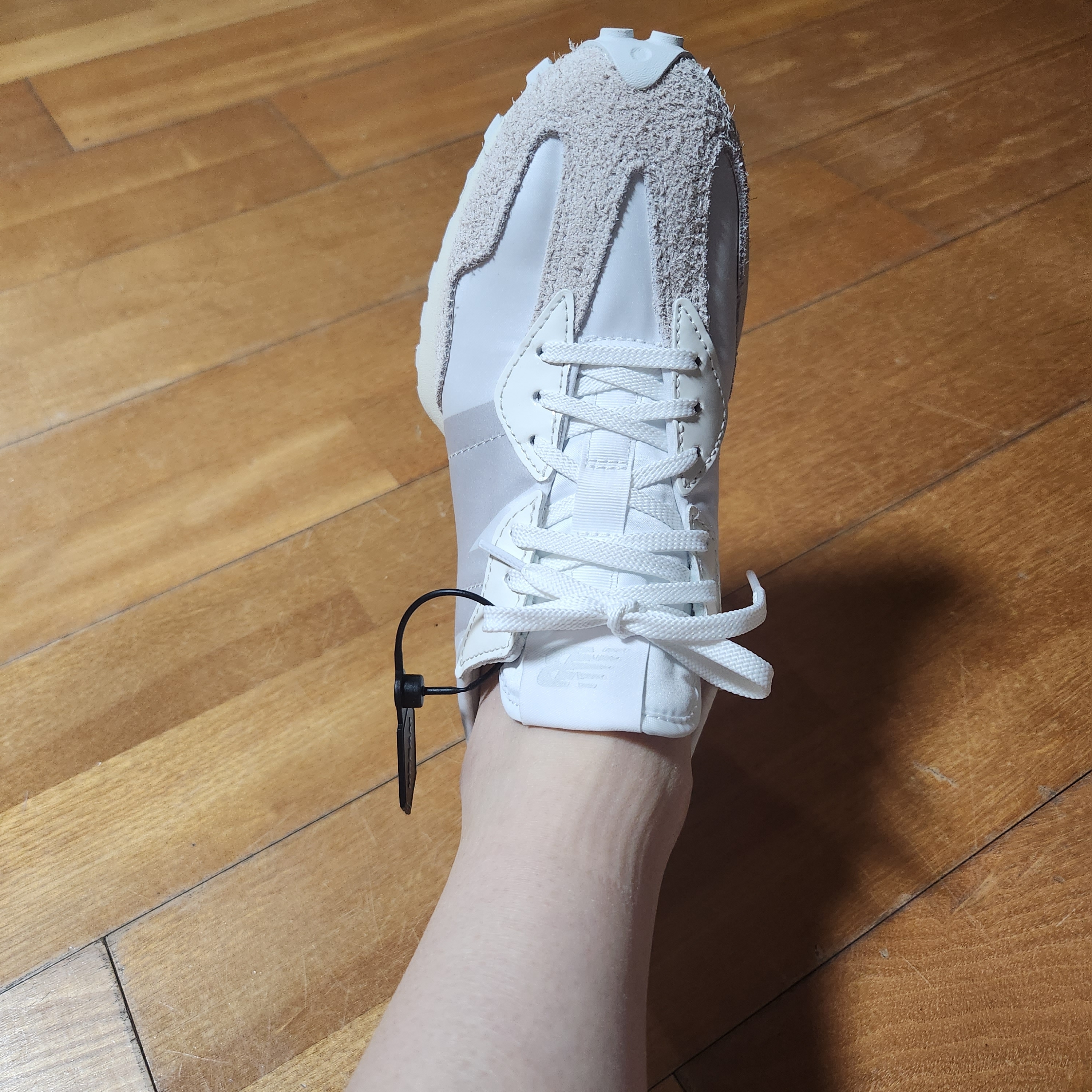 (W) New Balance 327 White Moonbeam 착용 스타일 - 3