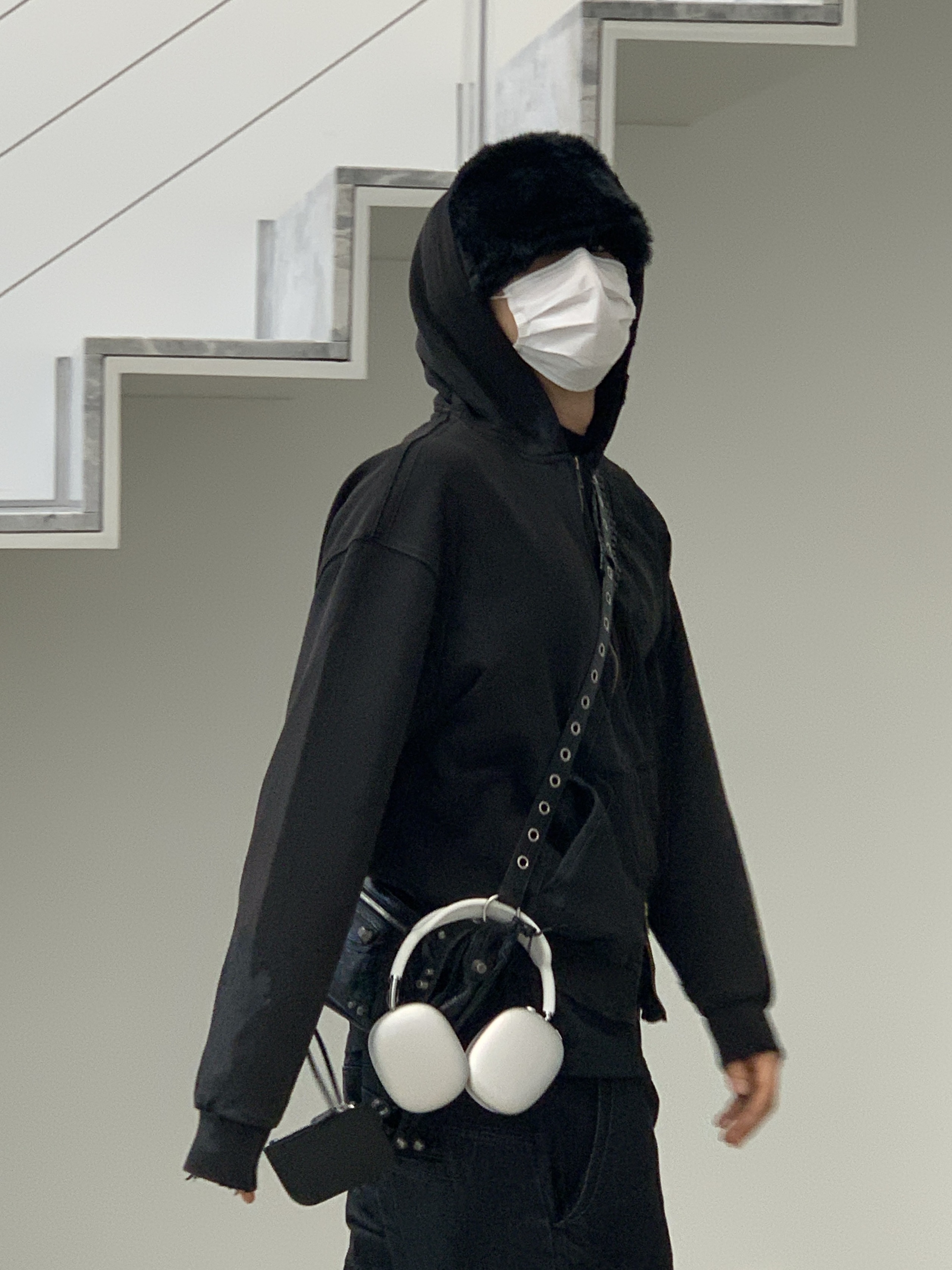 Apple AirPods Max Lightning Silver (Korean Ver.), Balenciaga Arena Lambskin Aged Silver Hardware Le Cagole XS Flap Bag Black 착용 스타일 - 4