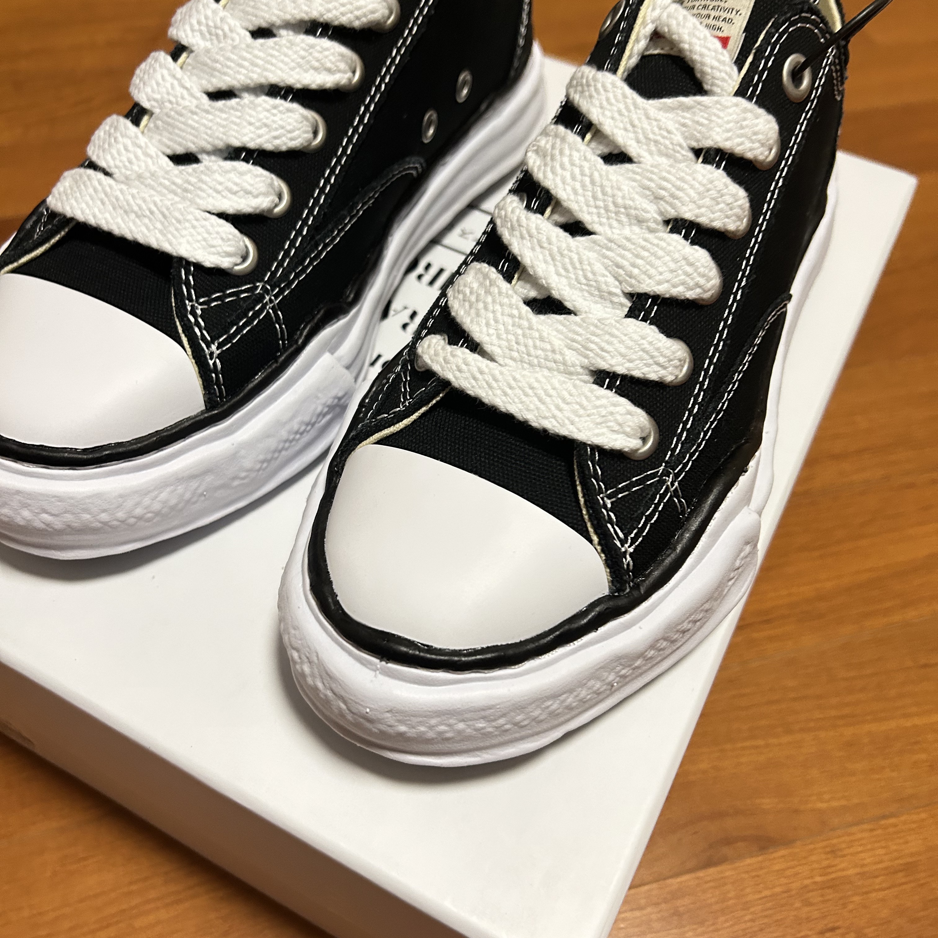Maison Mihara Yasuhiro Peterson OG Sole Canvas Low Sneakers Black 착용 스타일 - 1