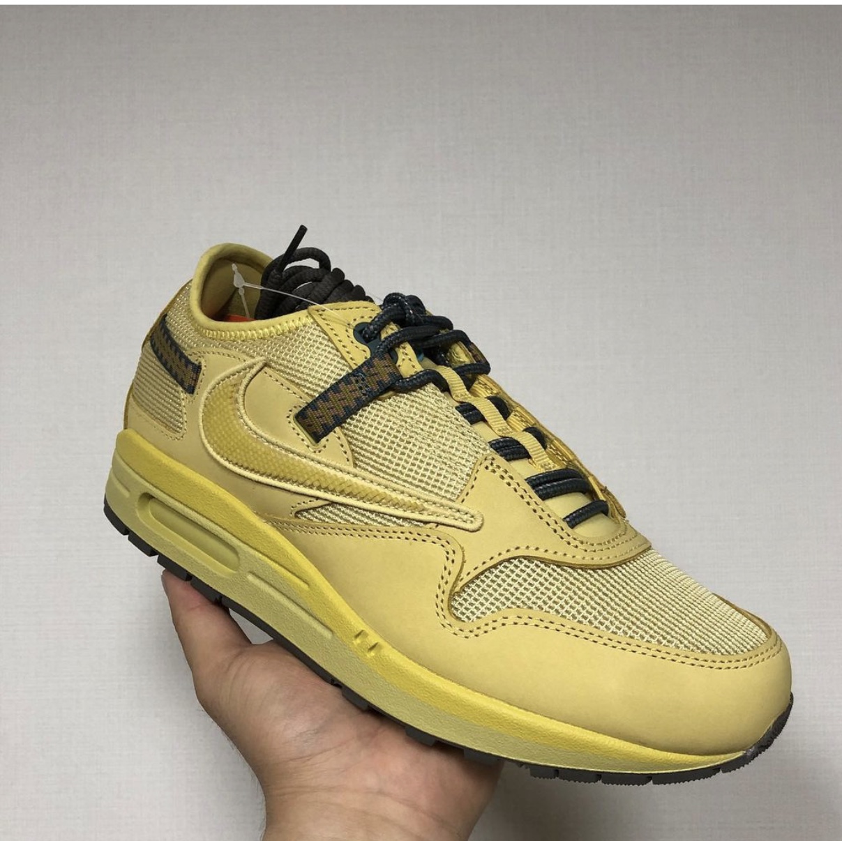 Nike x Travis Scott Air Max 1 Cact.us Gold 착용 스타일