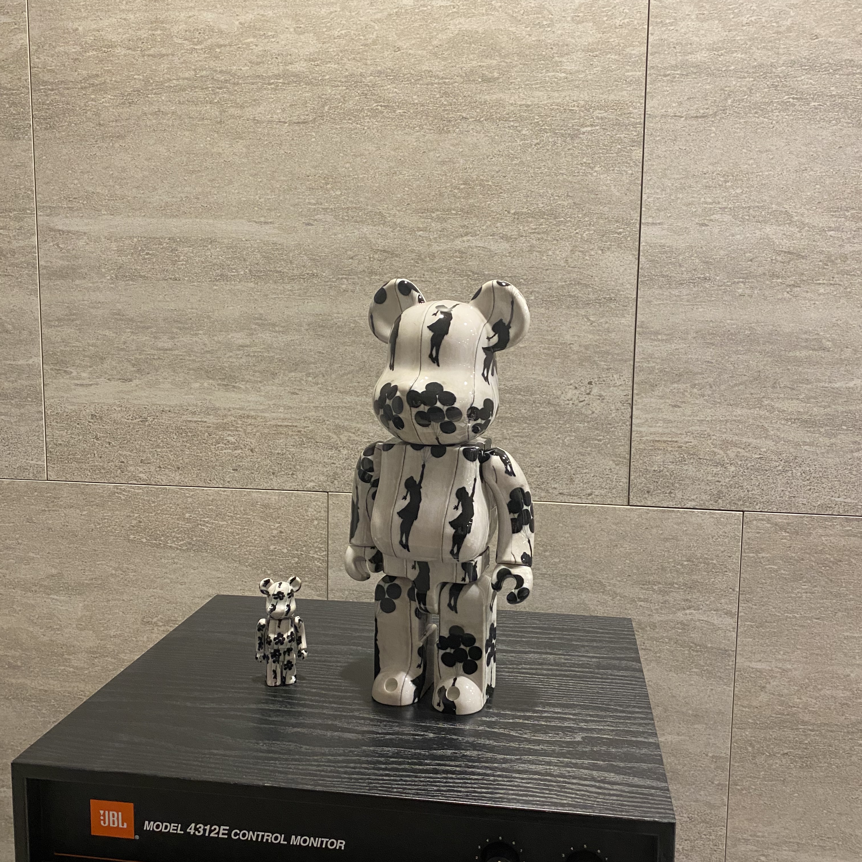 Bearbrick Banksy Flying Balloons Girl 100% & 400% Set 착용 스타일