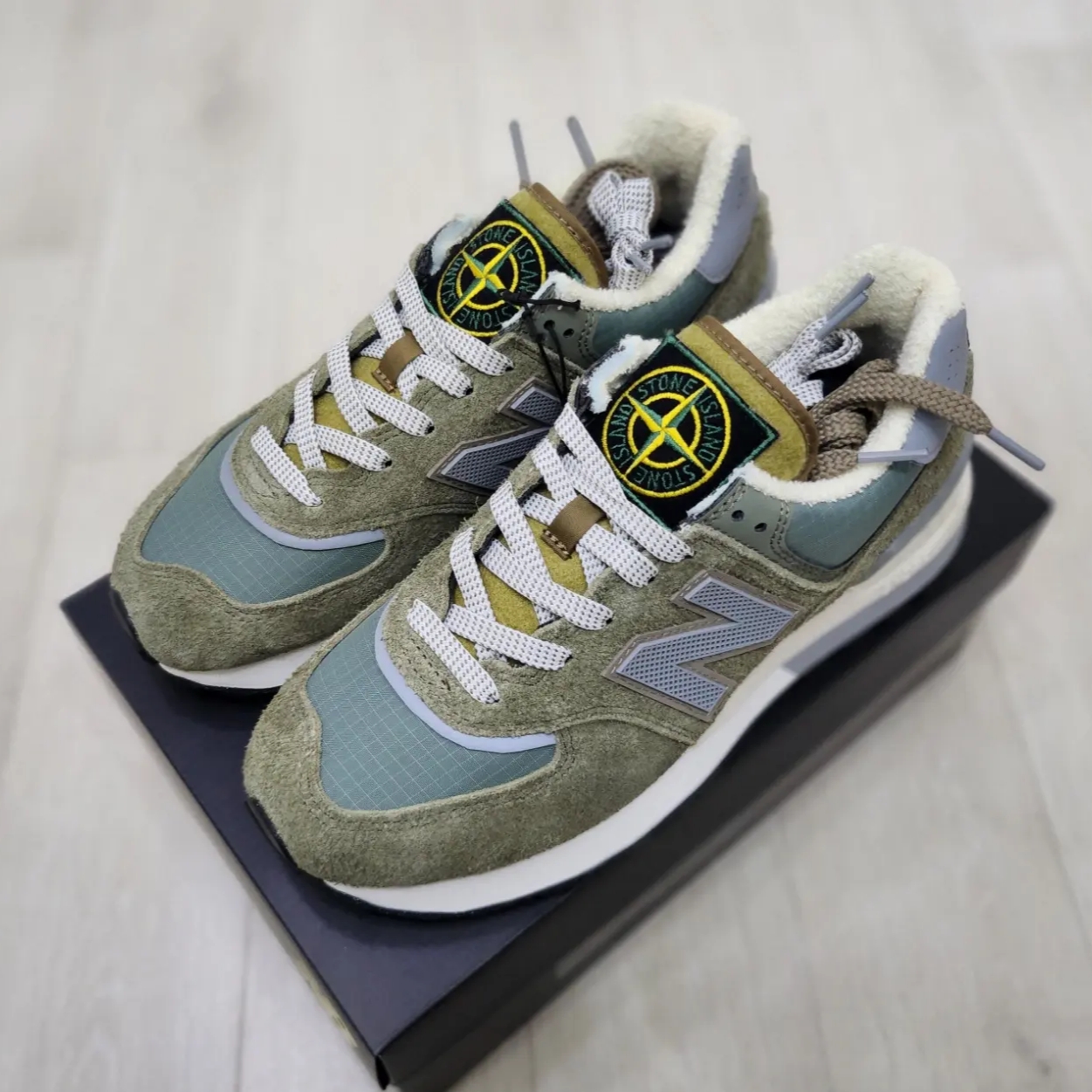New Balance x Stone Island 574 Legacy Green 착용 스타일 - 2