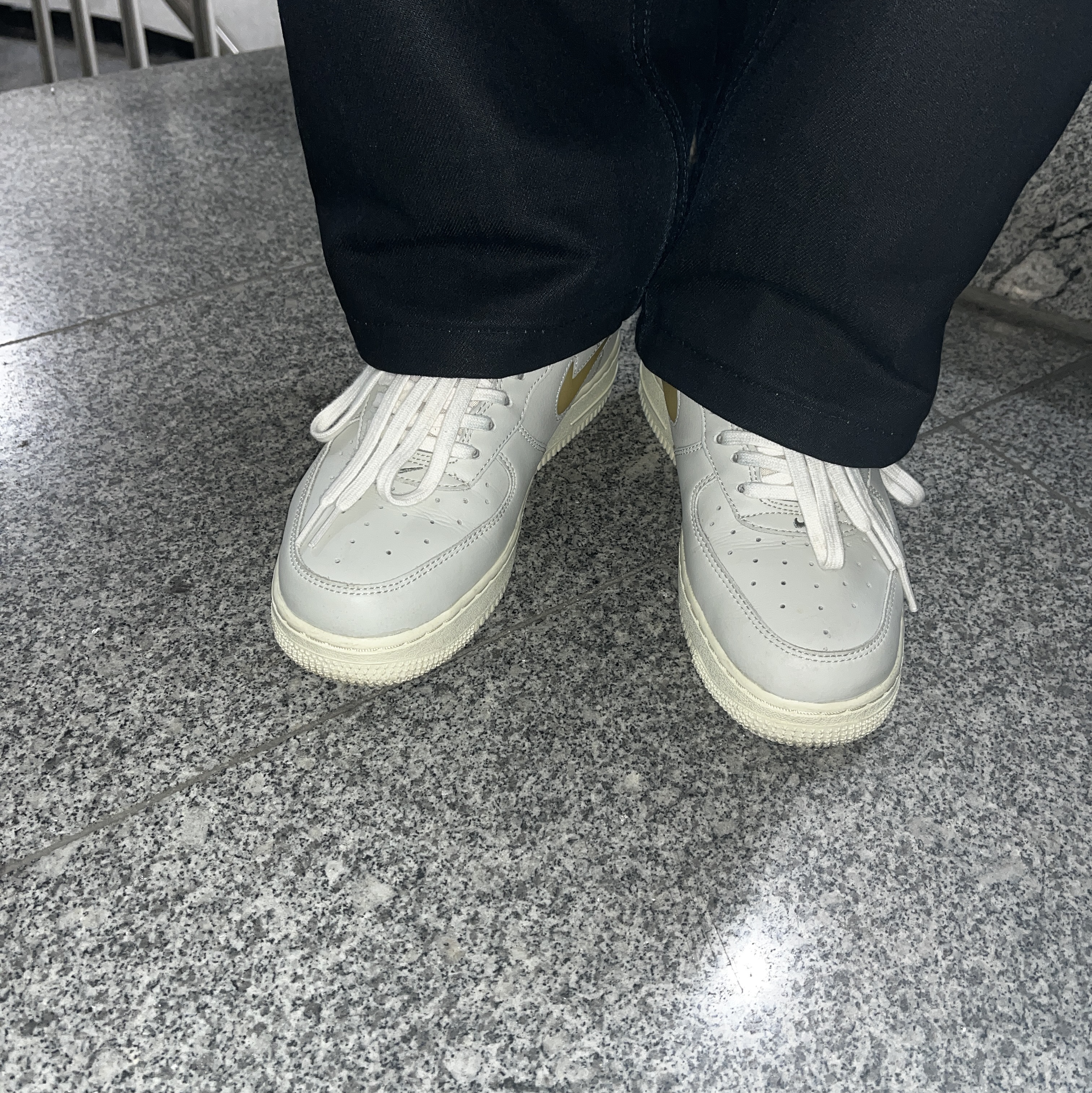 Nike Air Force 1 '07 LX Light Bone and Coconut Milk 착용 스타일