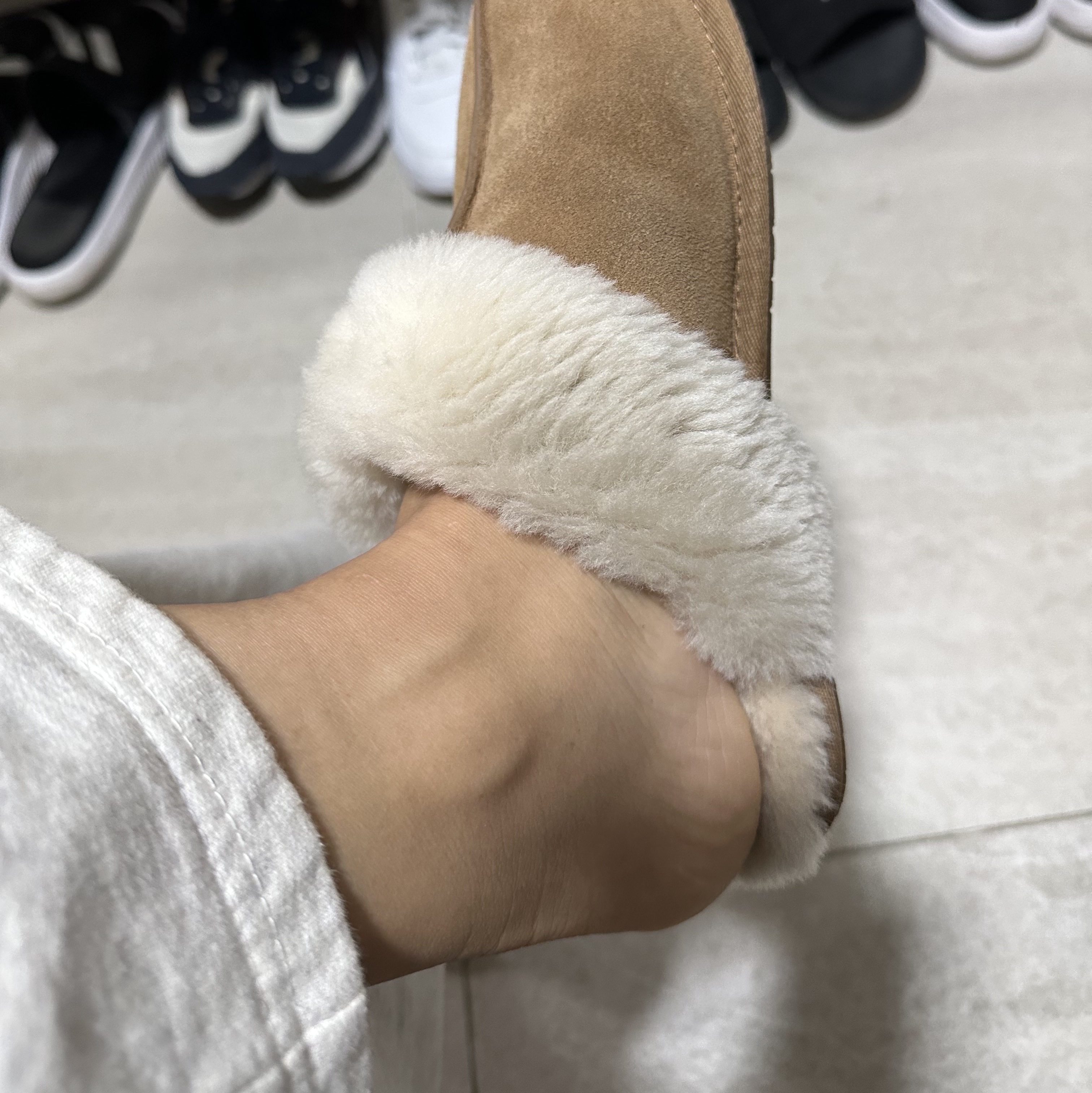 (W) UGG Scuffette II Slipper Chestnut 착용 스타일