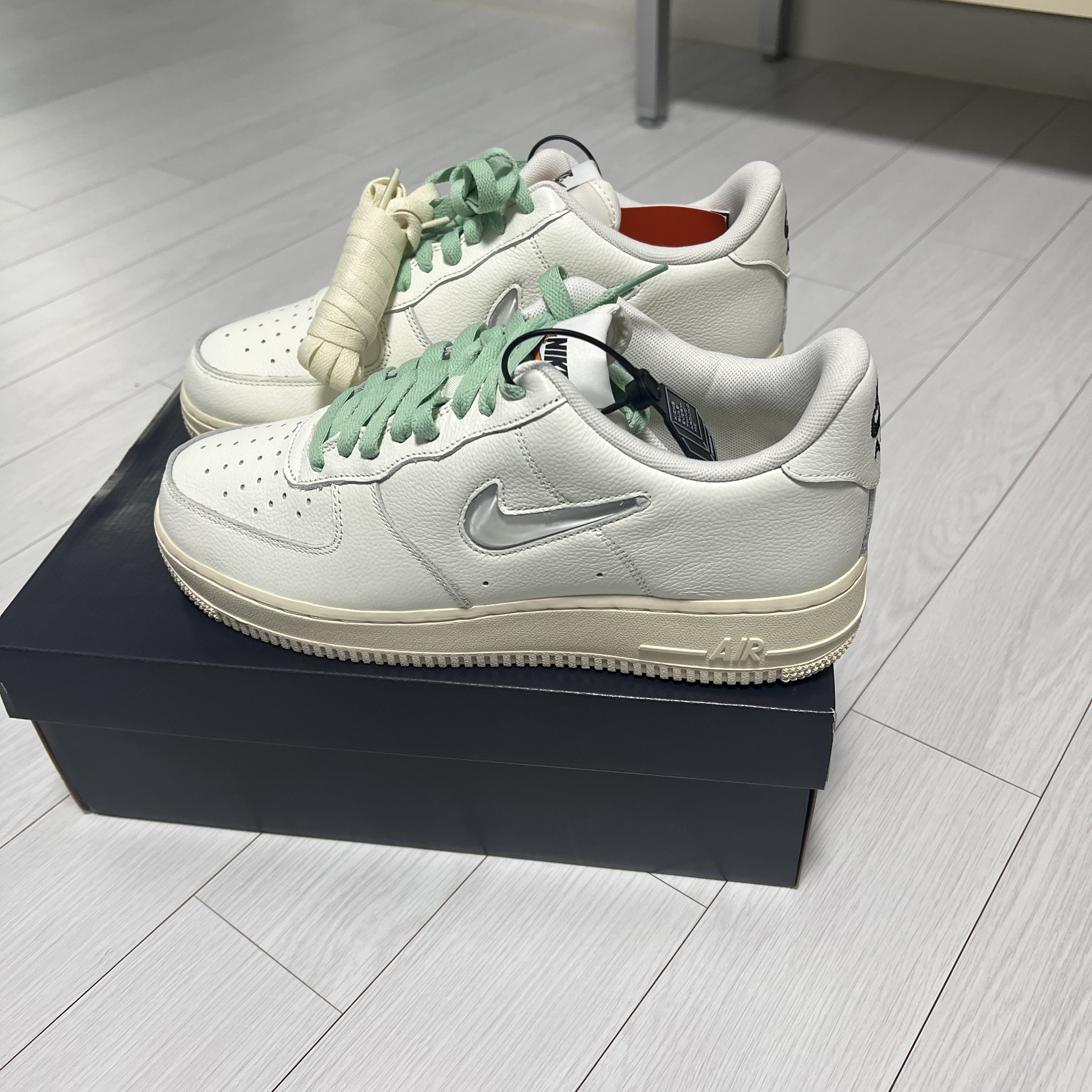 Nike Air Force 1 '07 PRM Vintage Sail 착용 스타일 - 1