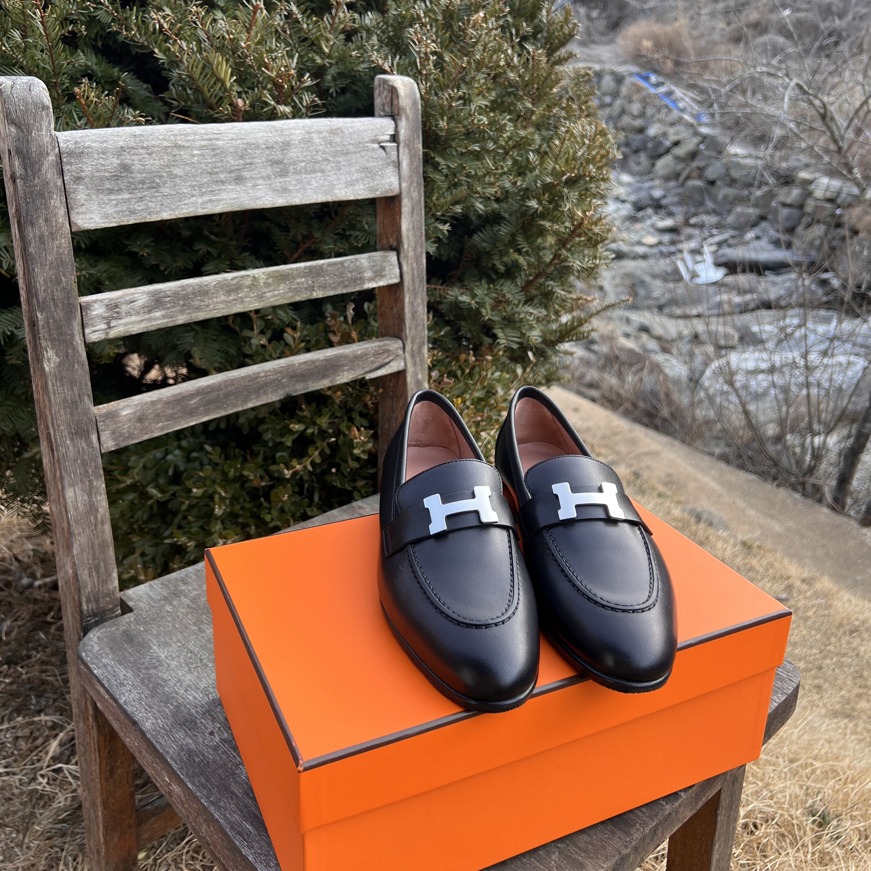 (W) Hermes Paris Loafers Goatskin & Palladium Noir 착용 스타일 - 1
