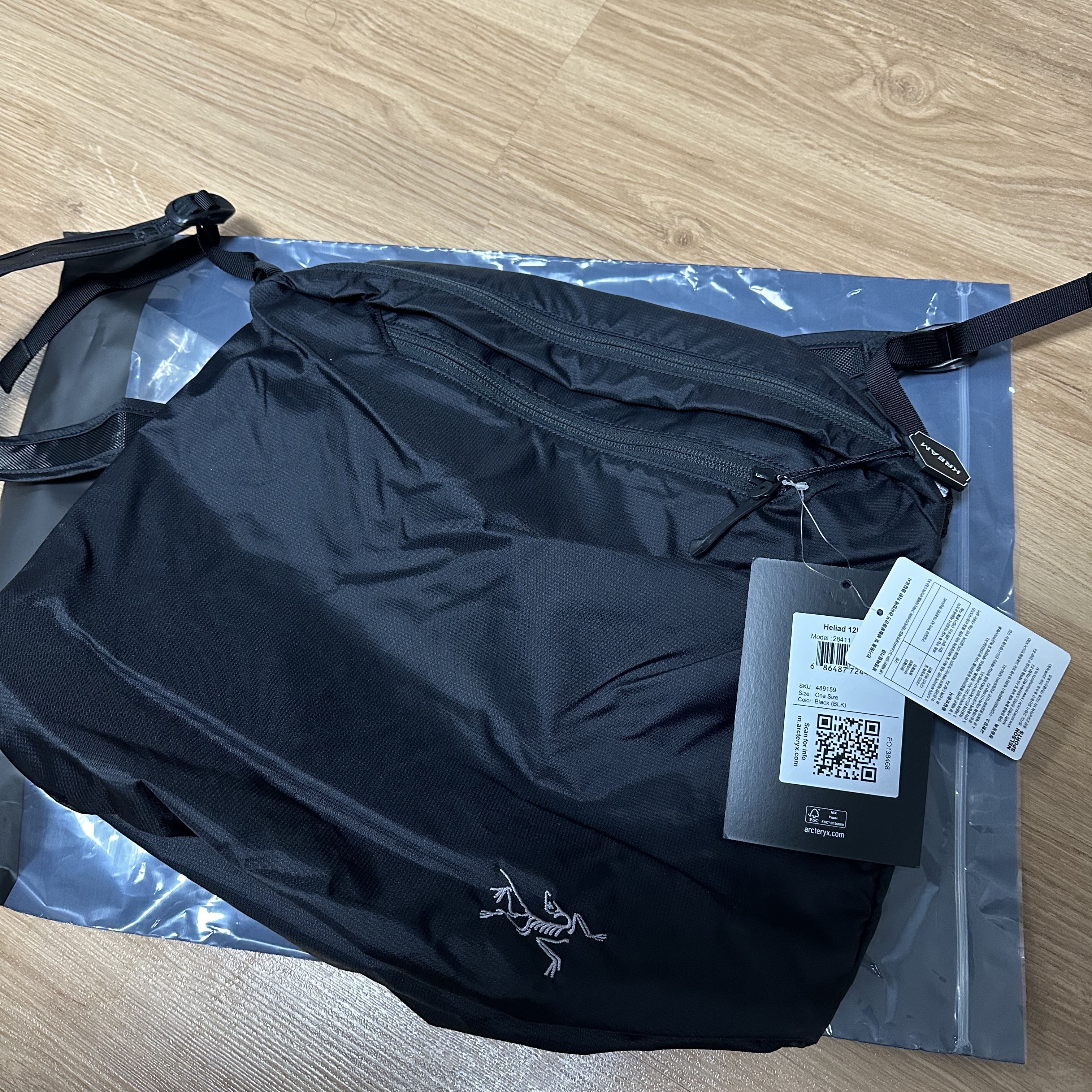 Arc'teryx Heliad 12 Tote Black 착용 스타일 - 3