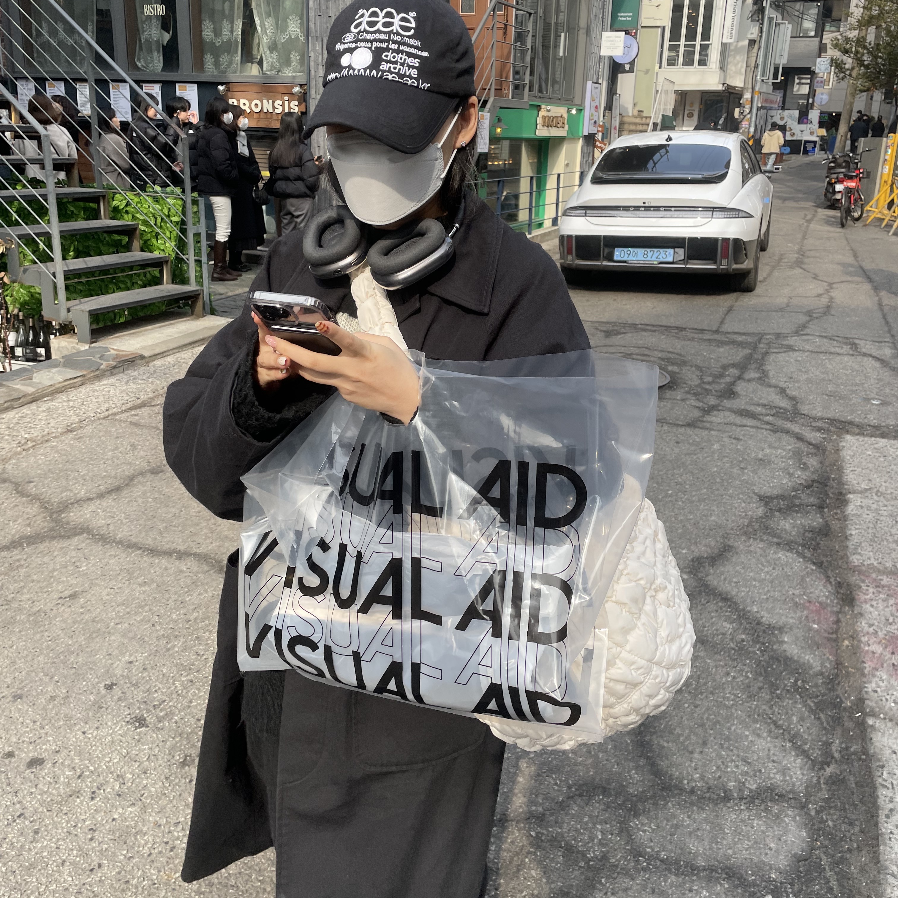 COS Quilted Oversized Shoulder Bag Off White Light Beige, Apple AirPods Max Lightning Space Gray (Korean Ver.) 착용 스타일 - 1