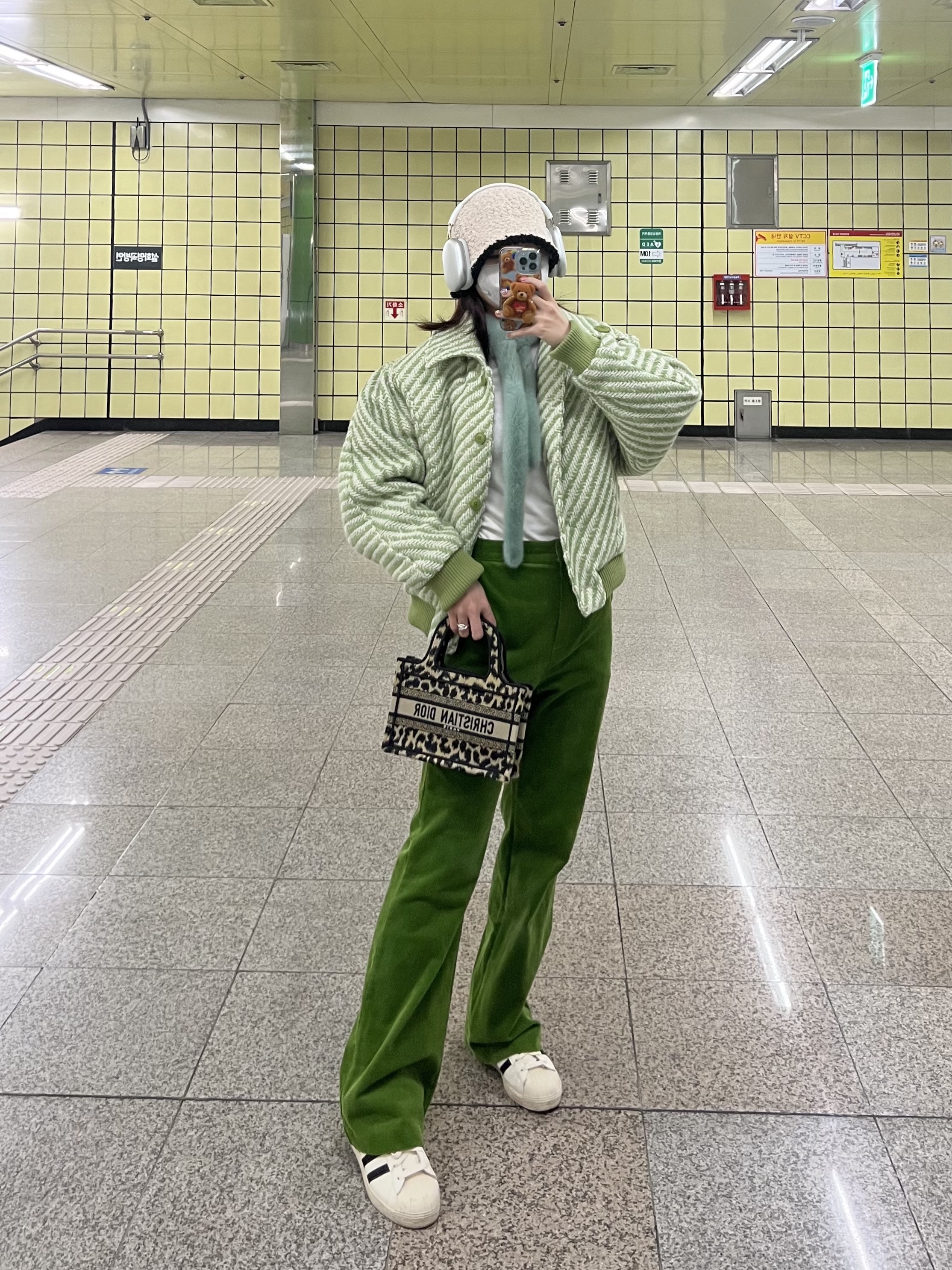 Adidas x Andre Saraiva Superstar Cream White Core Black, Apple AirPods Max Lightning Silver (Korean Ver.) 착용 스타일 - 2