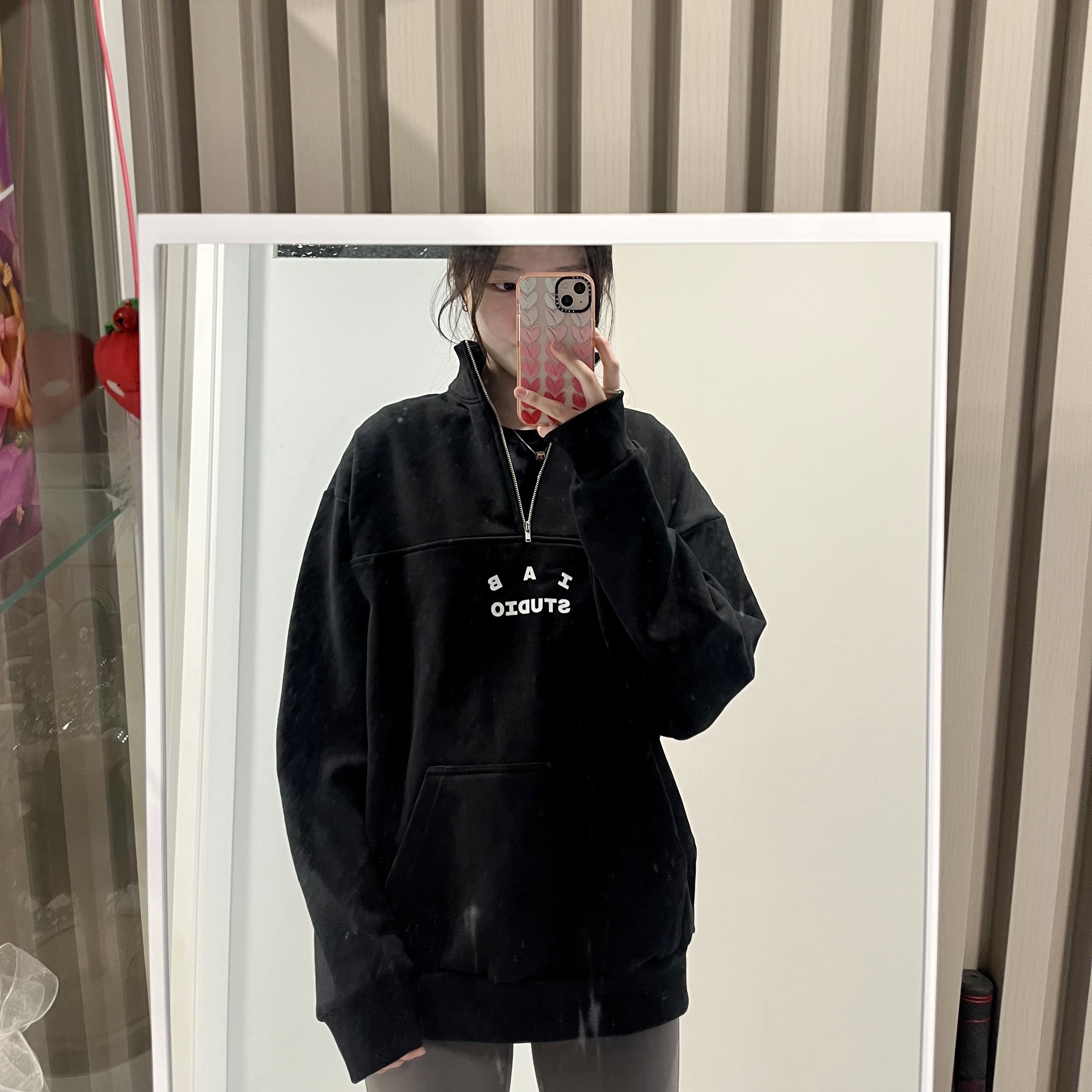 IAB Studio Half Zip-Up Black White 착용 스타일
