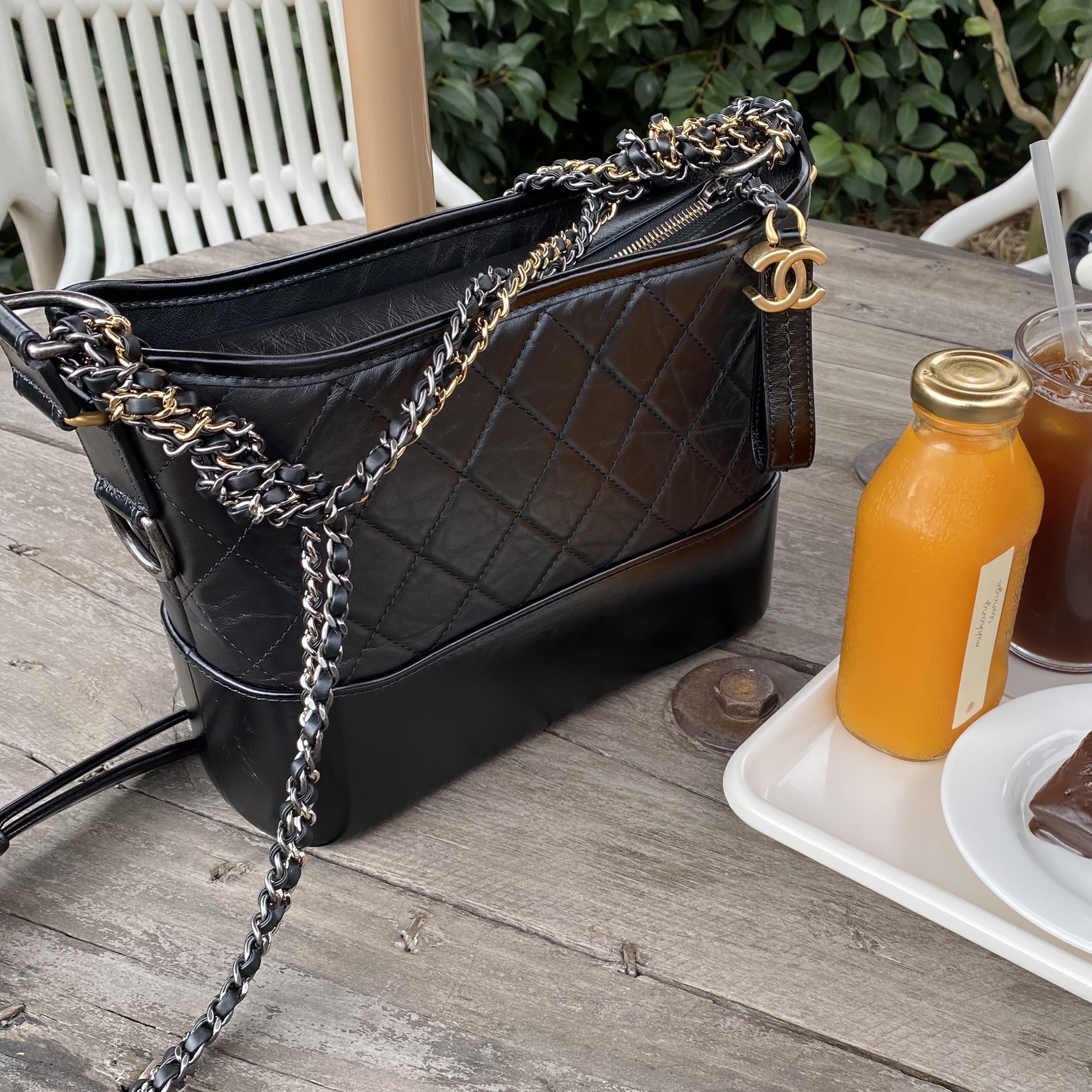Chanel Gabrielle Medium Hobo Bag Aged Calfskin & Gold Black 착용 스타일