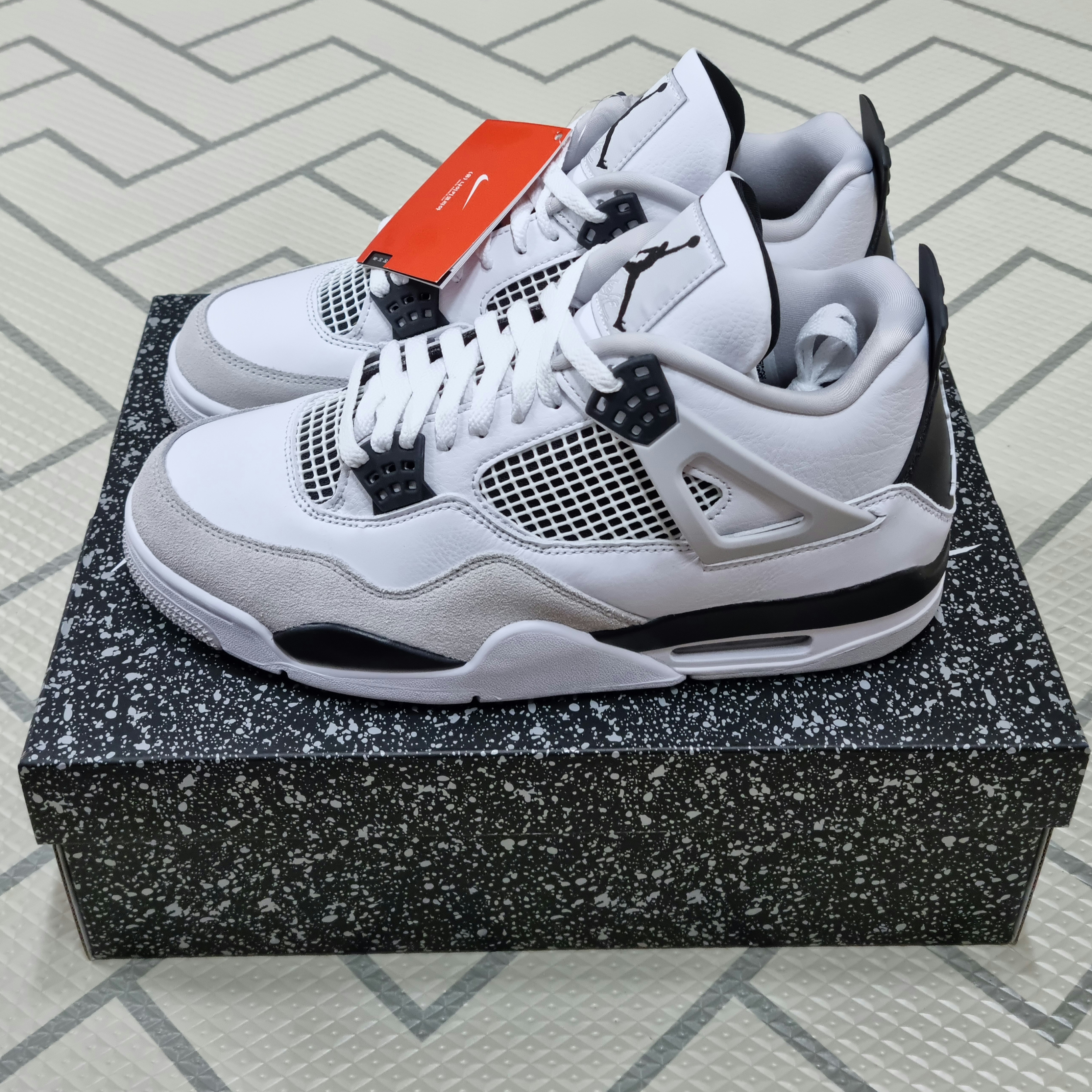 Jordan 4 Retro White and Black 착용 스타일