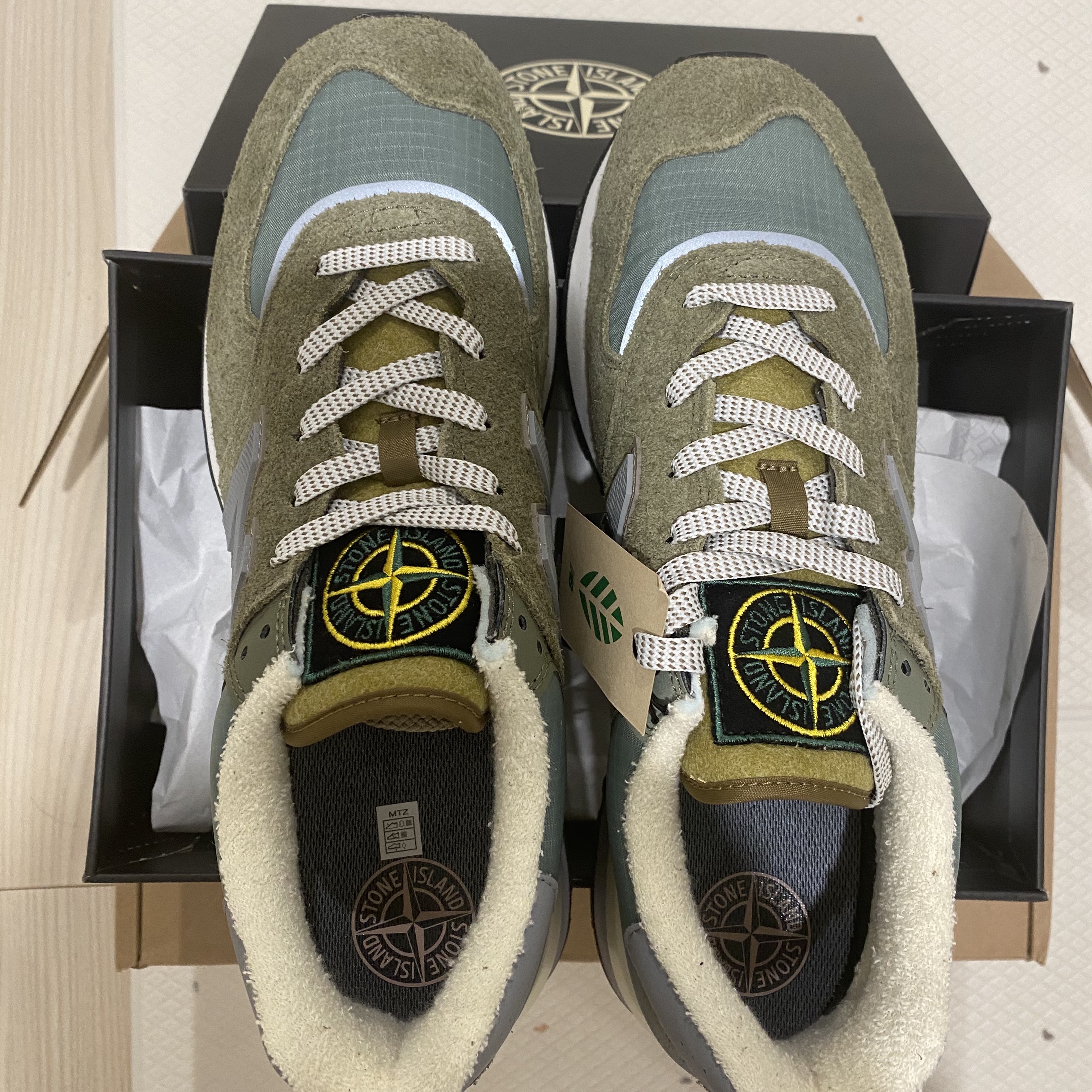 New Balance x Stone Island 574 Legacy Green 착용 스타일 - 2