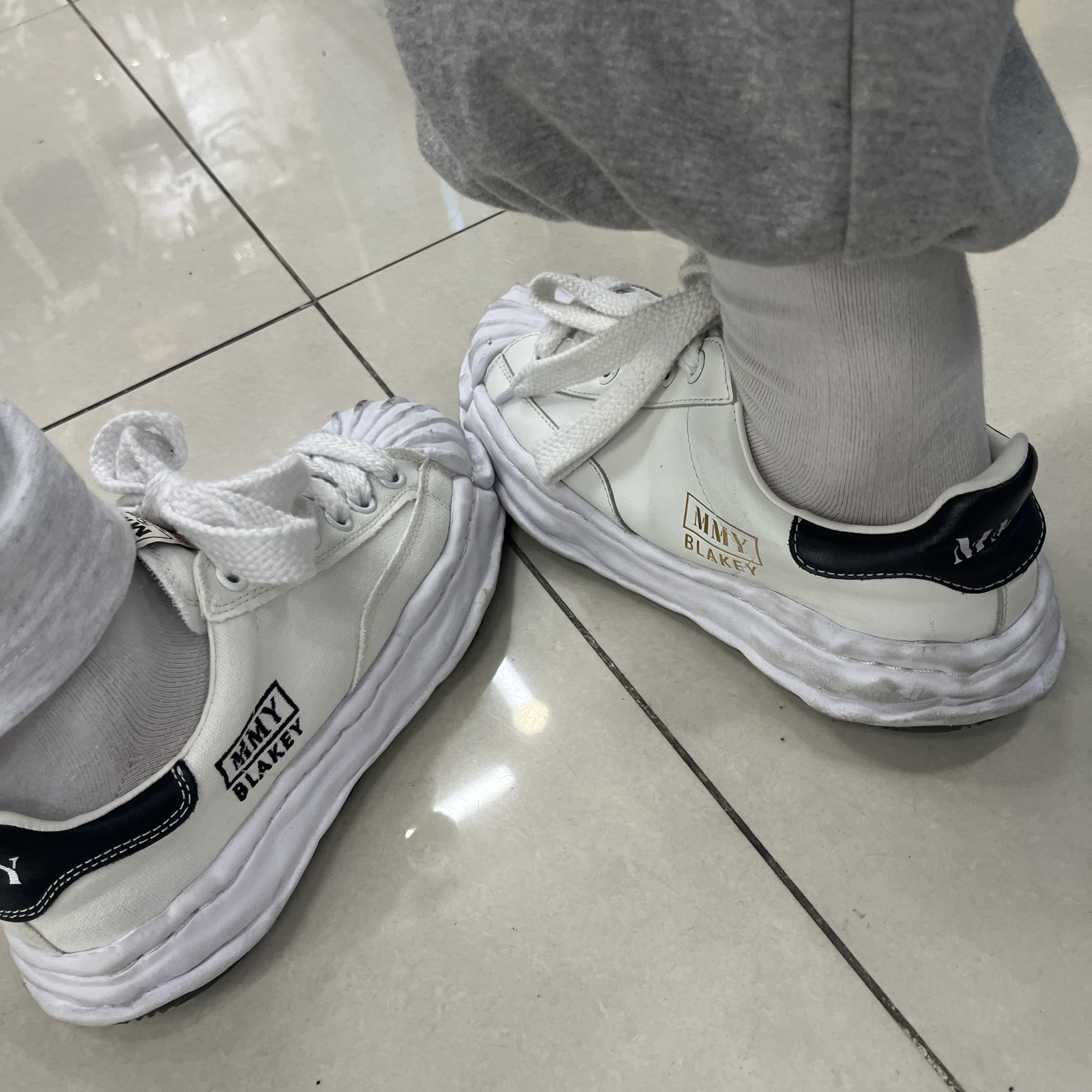 Maison Mihara Yasuhiro Blakey OG Sole Leather Low-top Sneakers White, Maison Mihara Yasuhiro Blakey OG Sole Canvas Low-top Sneakers White 착용 스타일 - 1