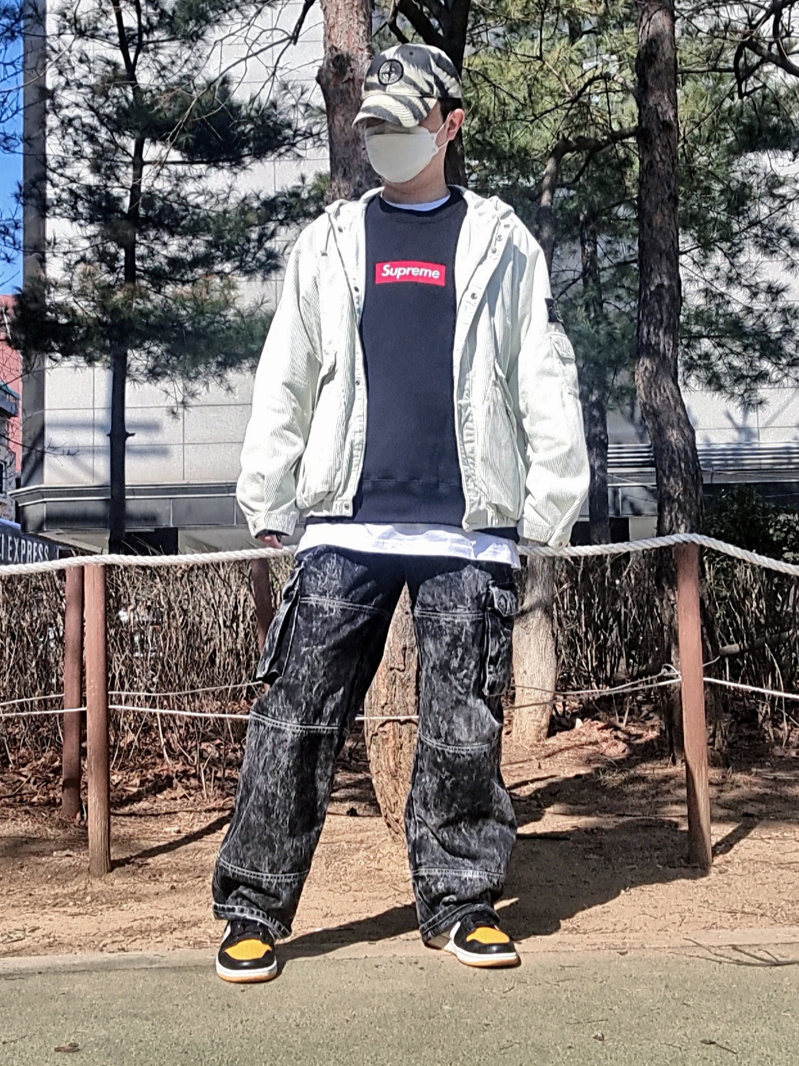 Jordan 1 Retro High OG Taxi, Supreme Box Logo Crewneck Black - 22FW 착용 스타일 - 1